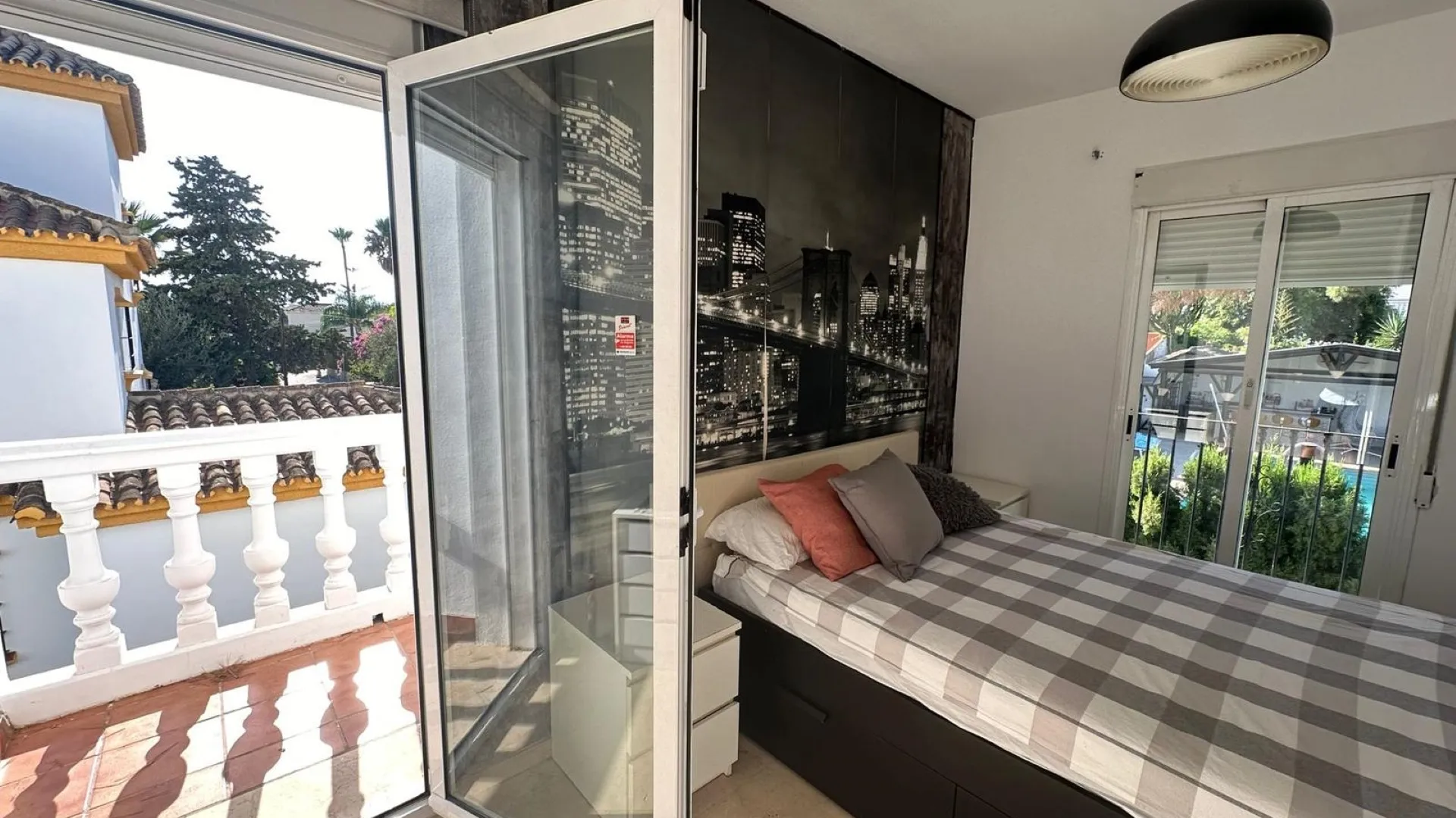 For sale town house with 4 bedrooms in Valdeolletas