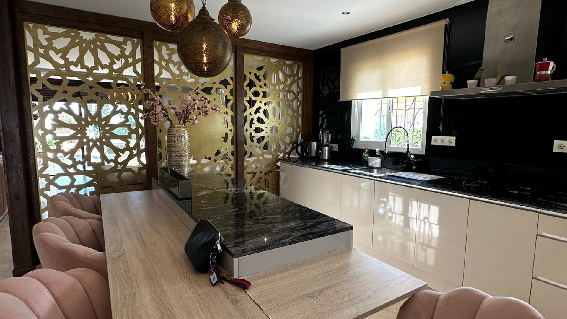 For sale town house with 4 bedrooms in Valdeolletas