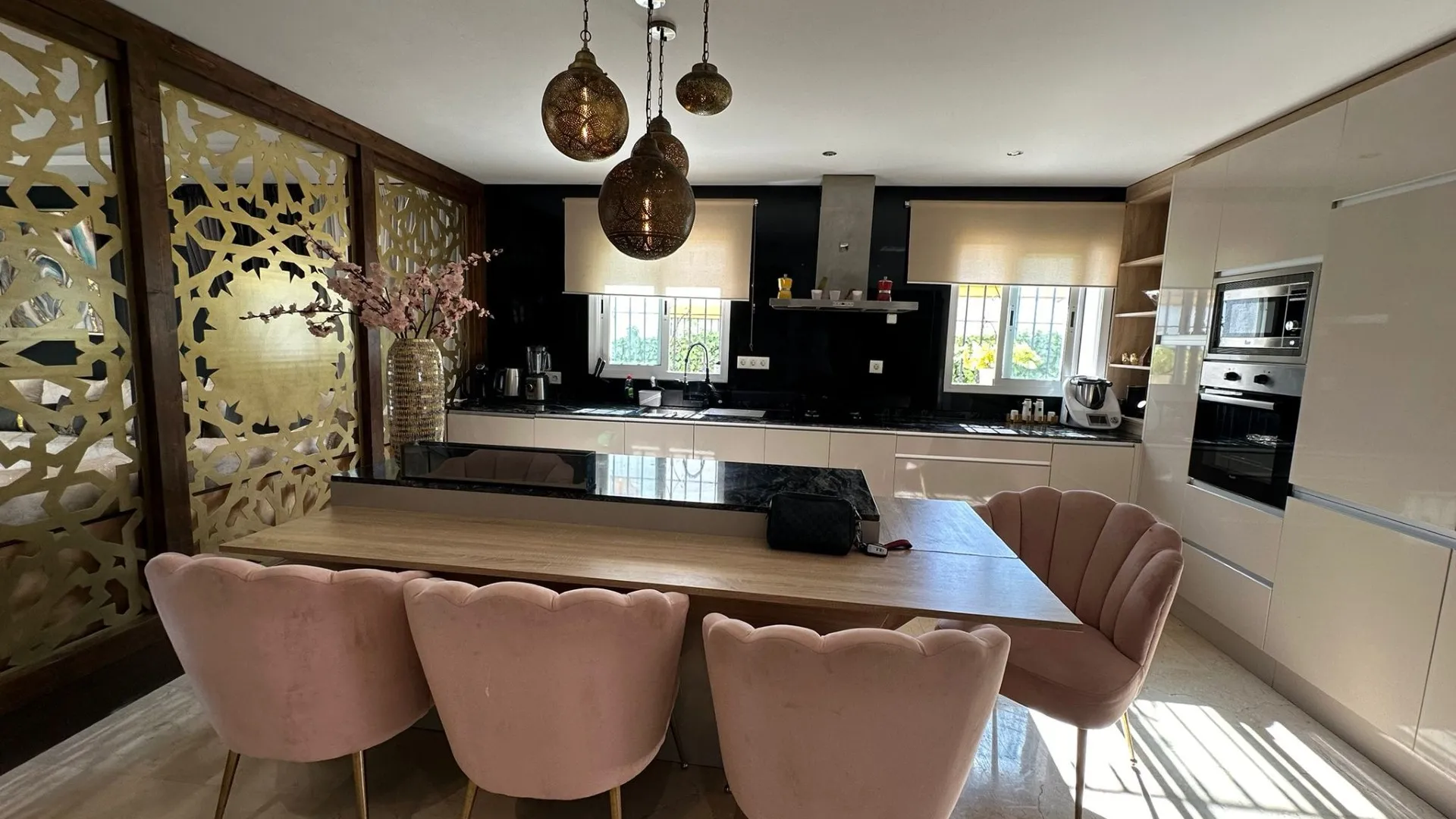 For sale town house with 4 bedrooms in Valdeolletas