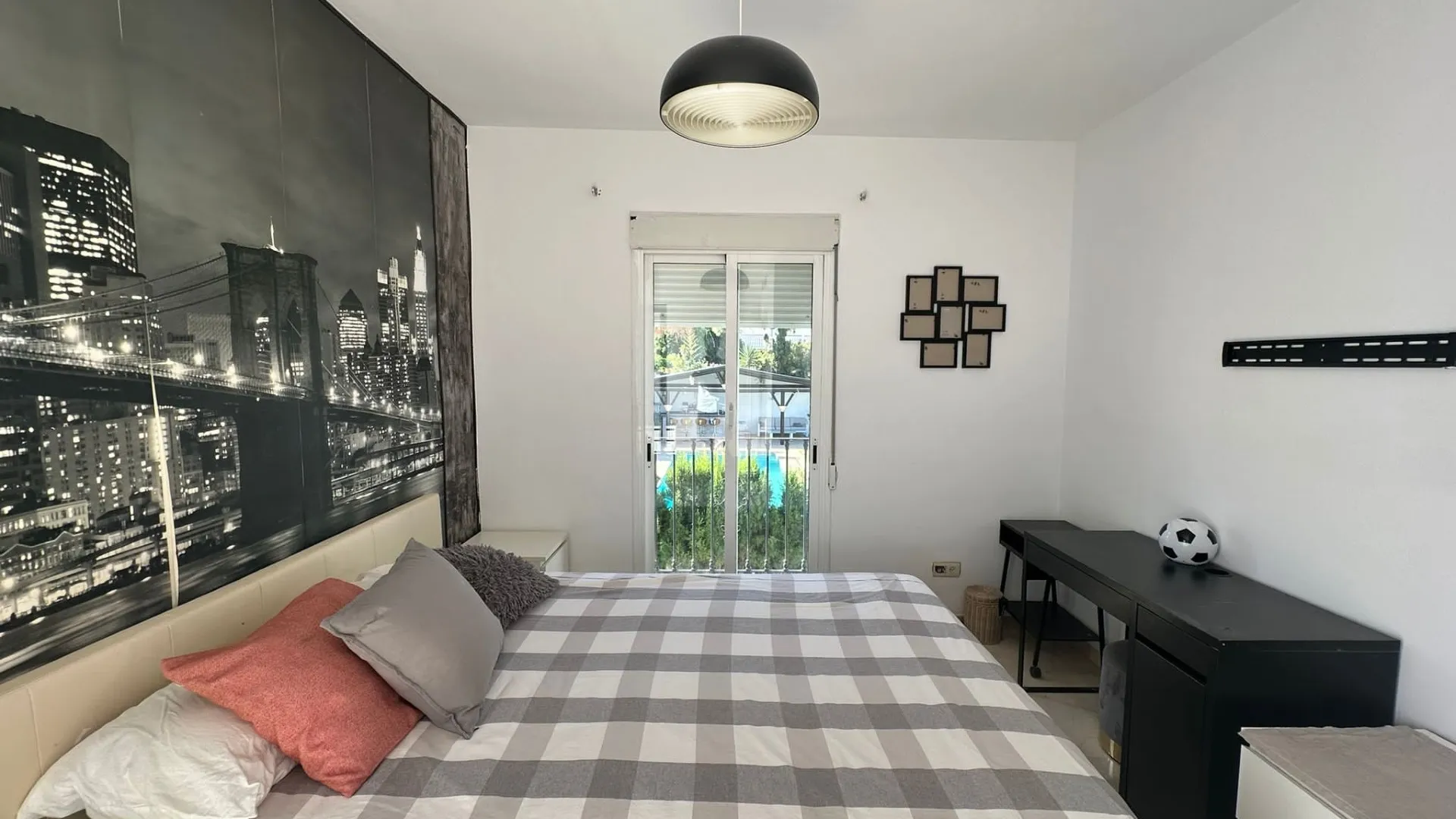 For sale town house with 4 bedrooms in Valdeolletas