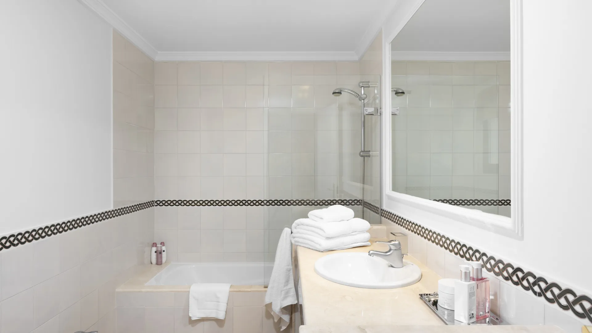 Villa for sale in Zona F with 4 bedrooms