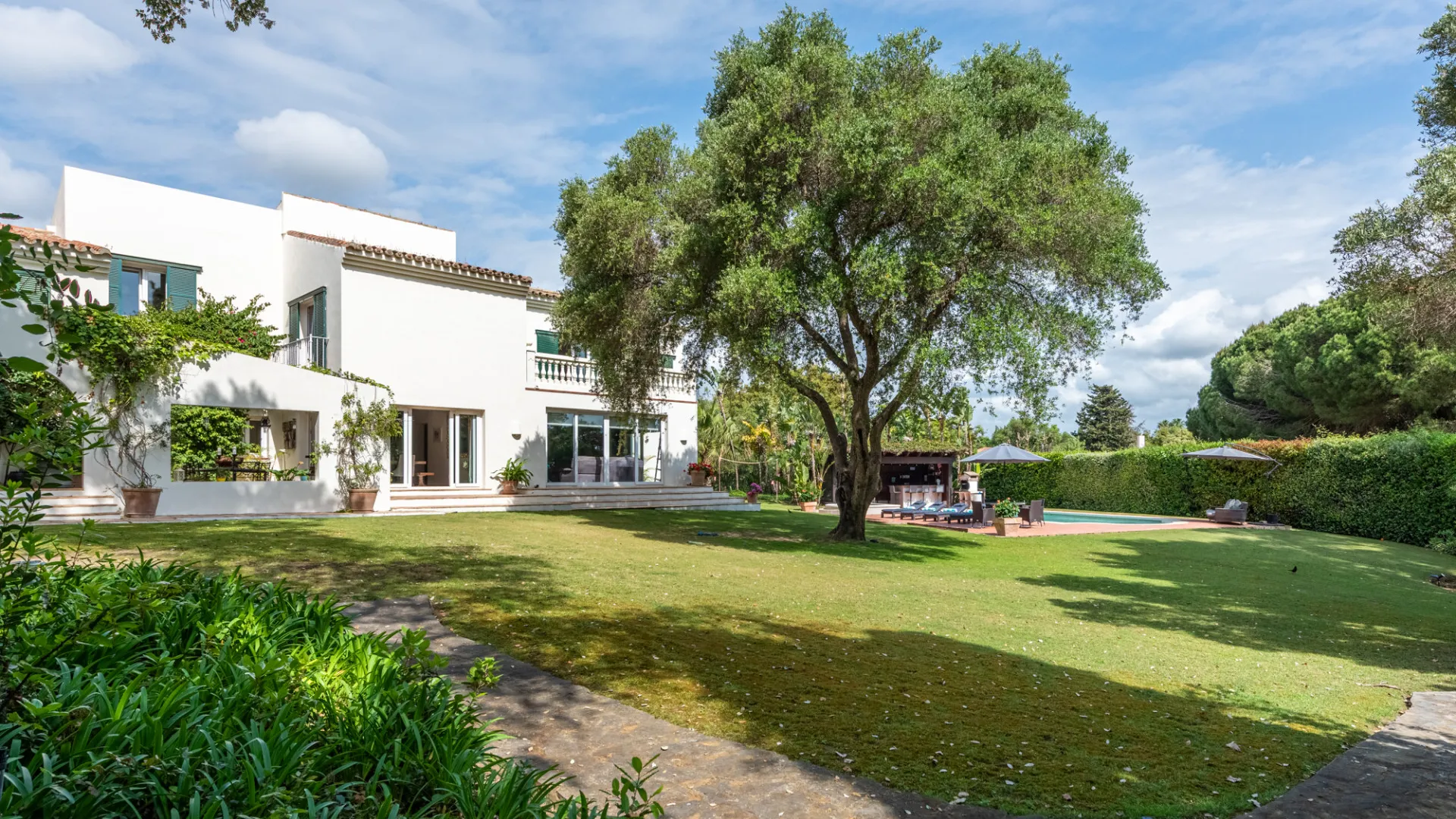 Villa for sale in Sotogrande Costa Central with 5 bedrooms