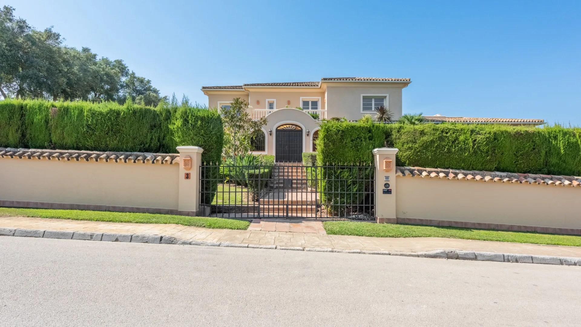For sale villa with 7 bedrooms in San Roque Club