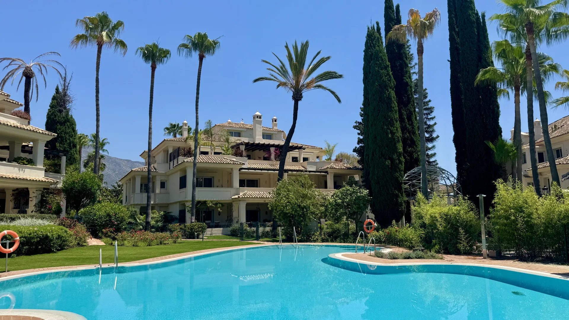 Se vende apartamento en Las Alamandas de 3 dormitorios