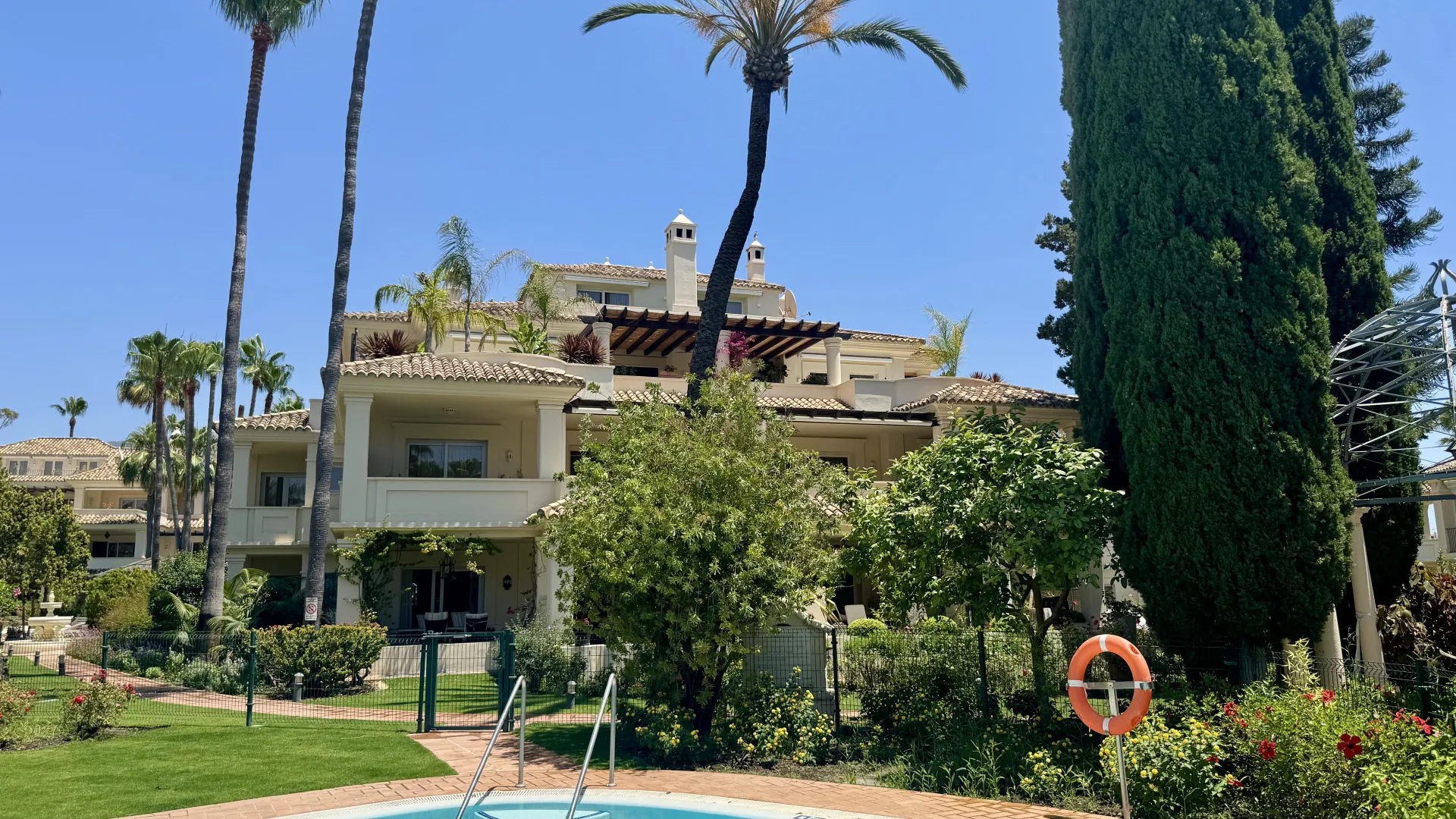 Se vende apartamento en Las Alamandas de 3 dormitorios