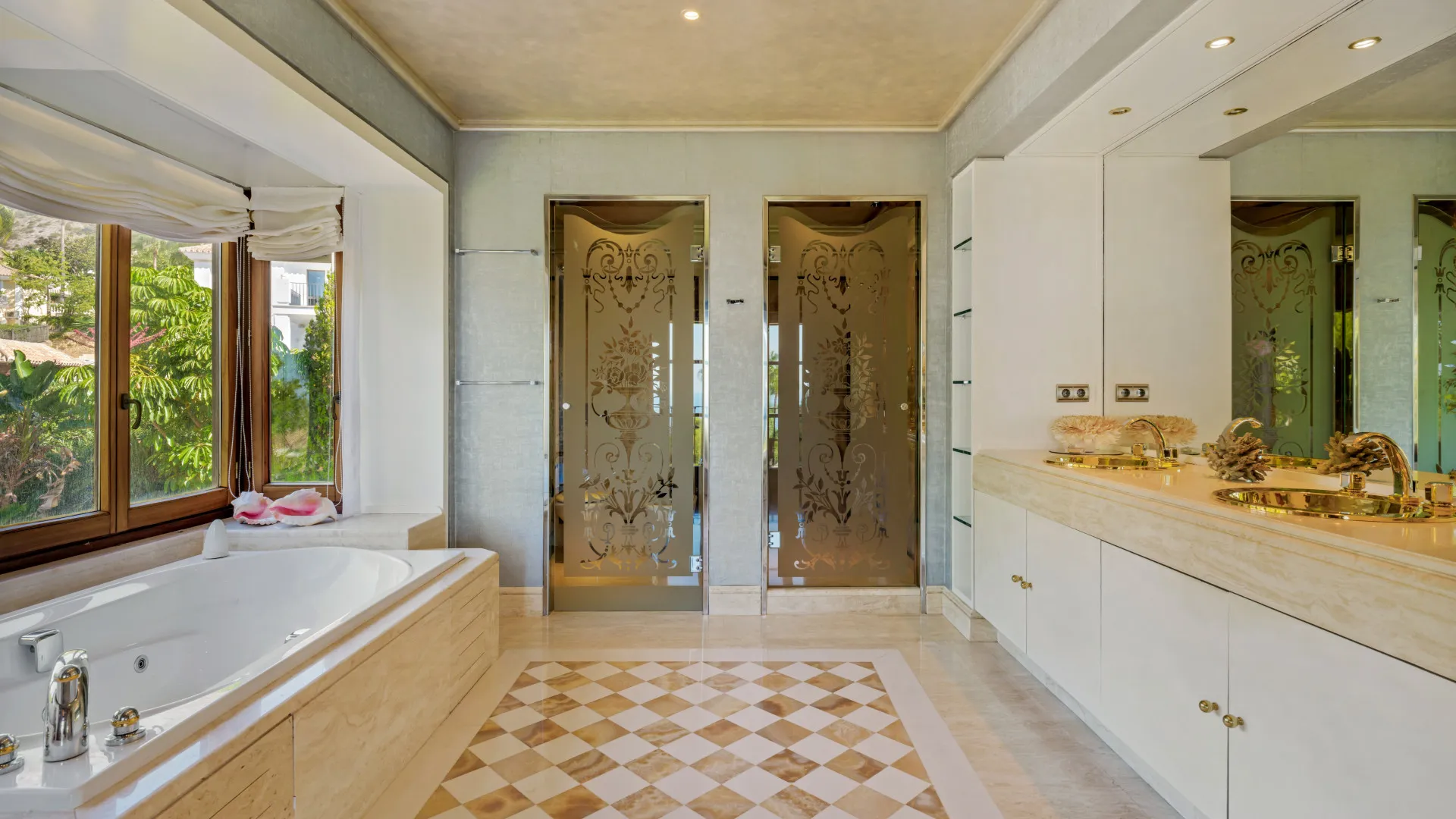 Se vende villa de 6 dormitorios en Sierra Blanca