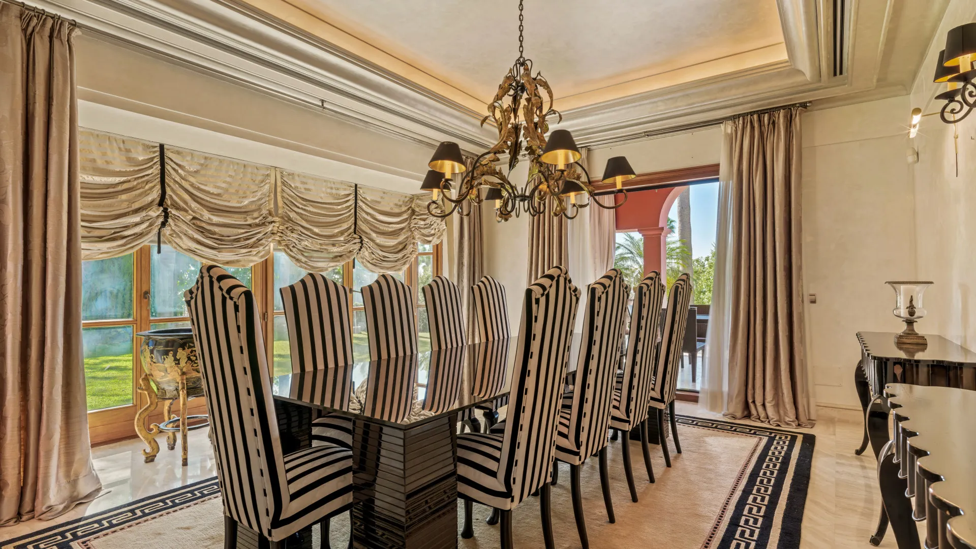 Se vende villa de 6 dormitorios en Sierra Blanca