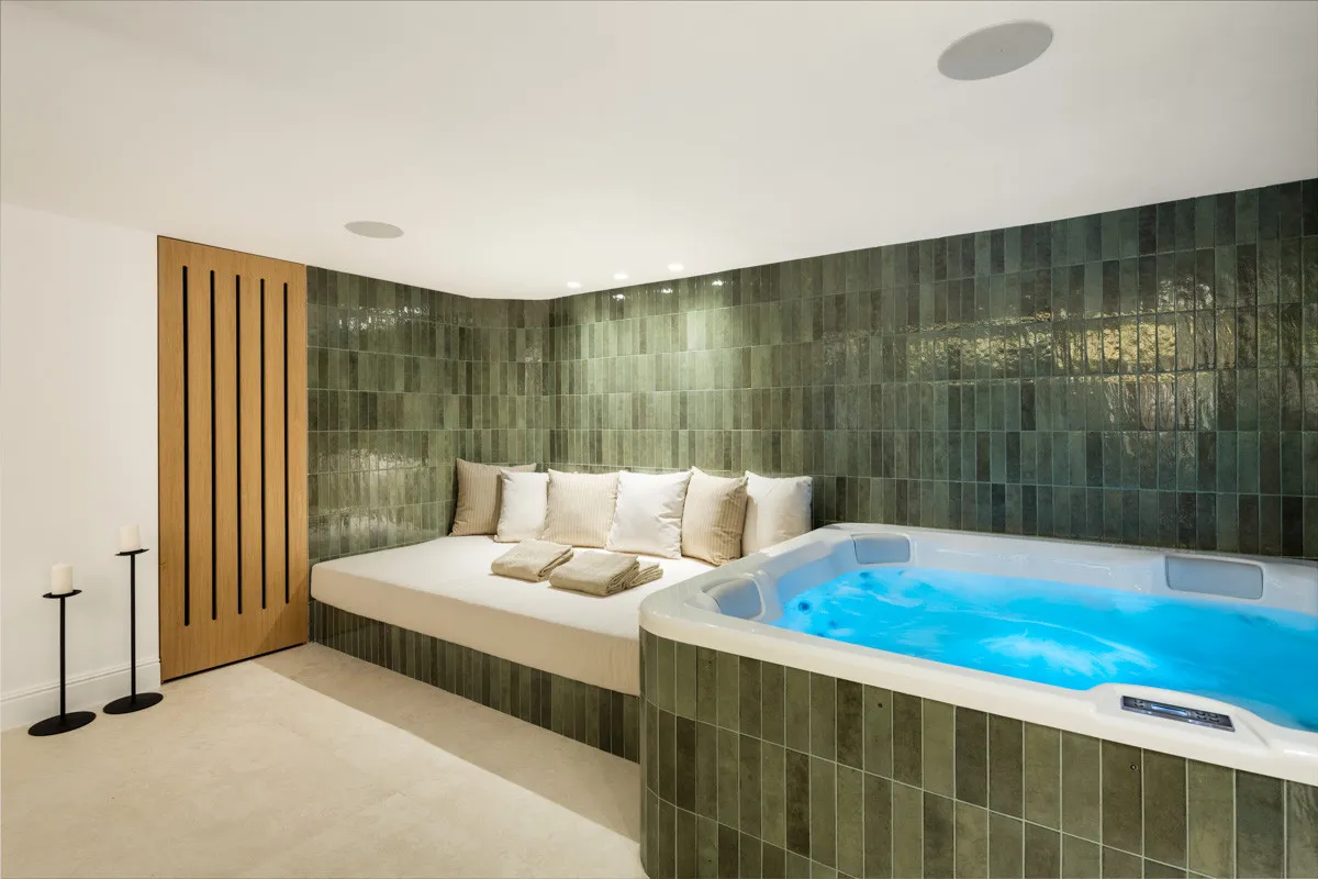 5 bedrooms Nueva Andalucia villa for sale