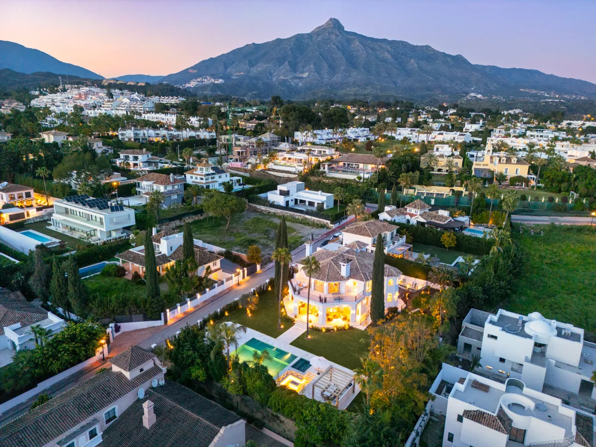 5 bedrooms Nueva Andalucia villa for sale