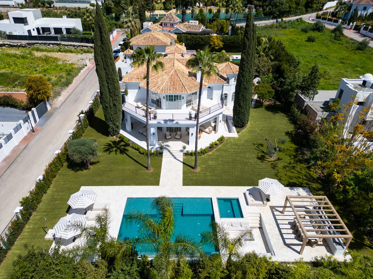 5 bedrooms Nueva Andalucia villa for sale