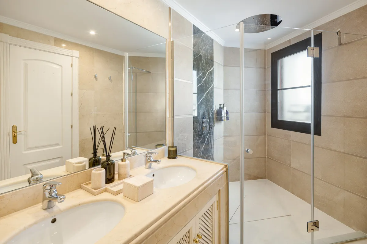4 bedrooms villa for sale in Benahavis Centro