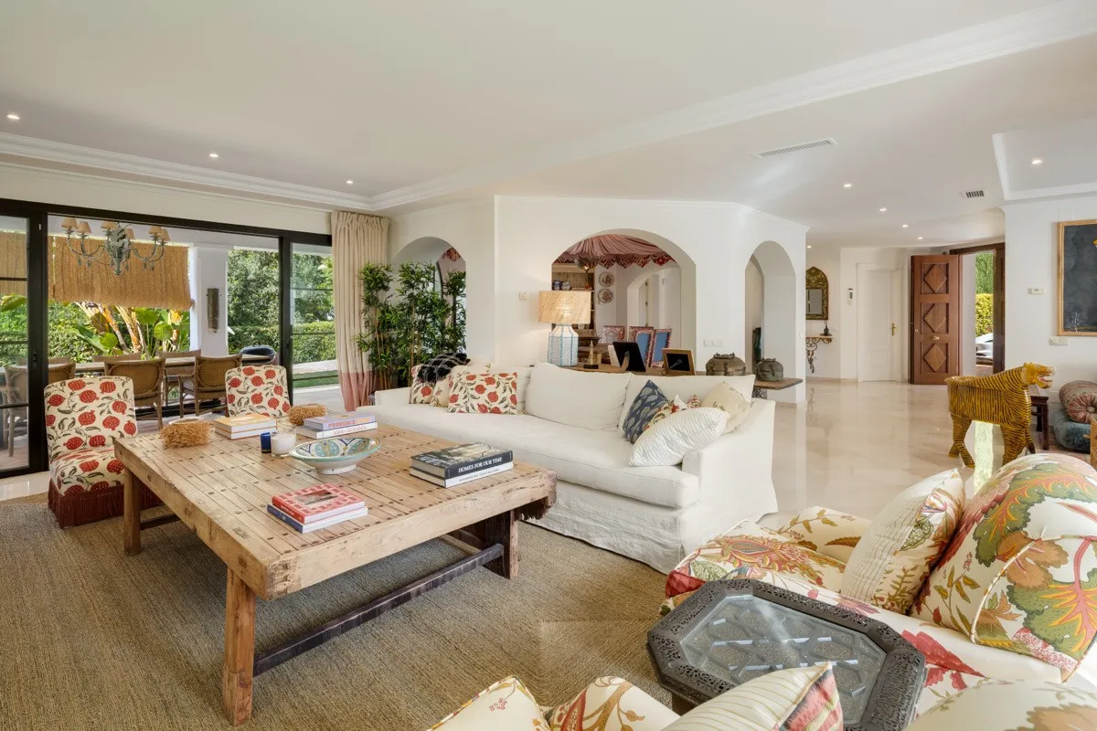 4 bedrooms villa for sale in Benahavis Centro