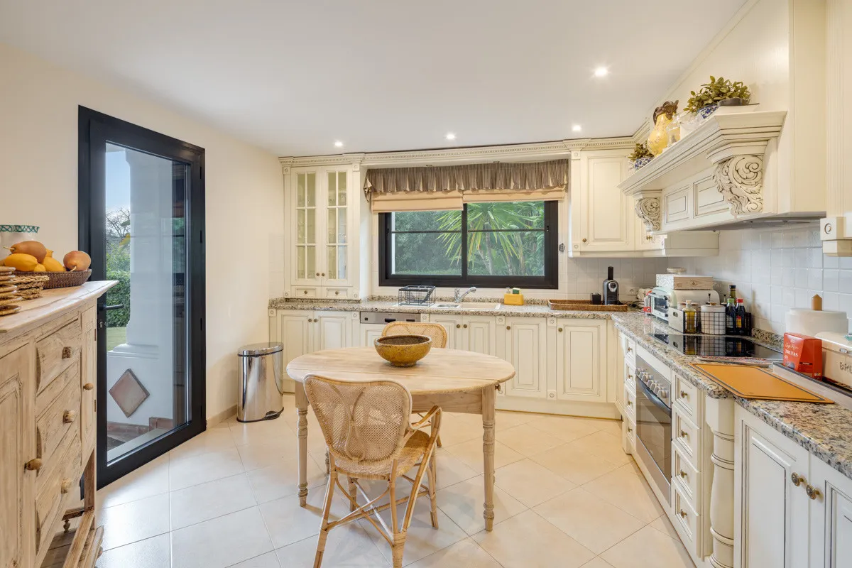 4 bedrooms villa for sale in Benahavis Centro