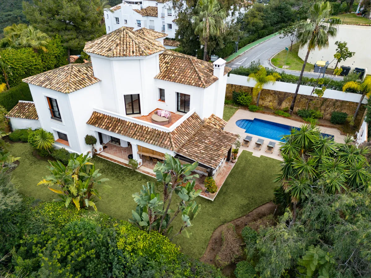 4 bedrooms villa for sale in Benahavis Centro