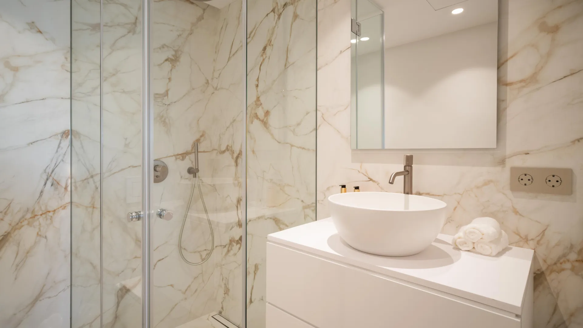 Buy apartment in Marina Puente Romano with 3 bedrooms