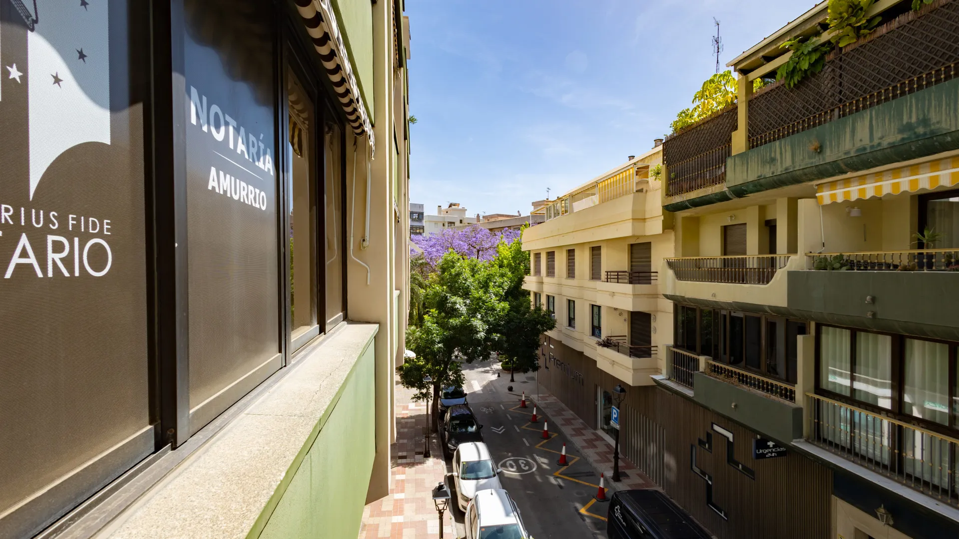 Local comercial con 5 dormitorios a la venta en Marbella