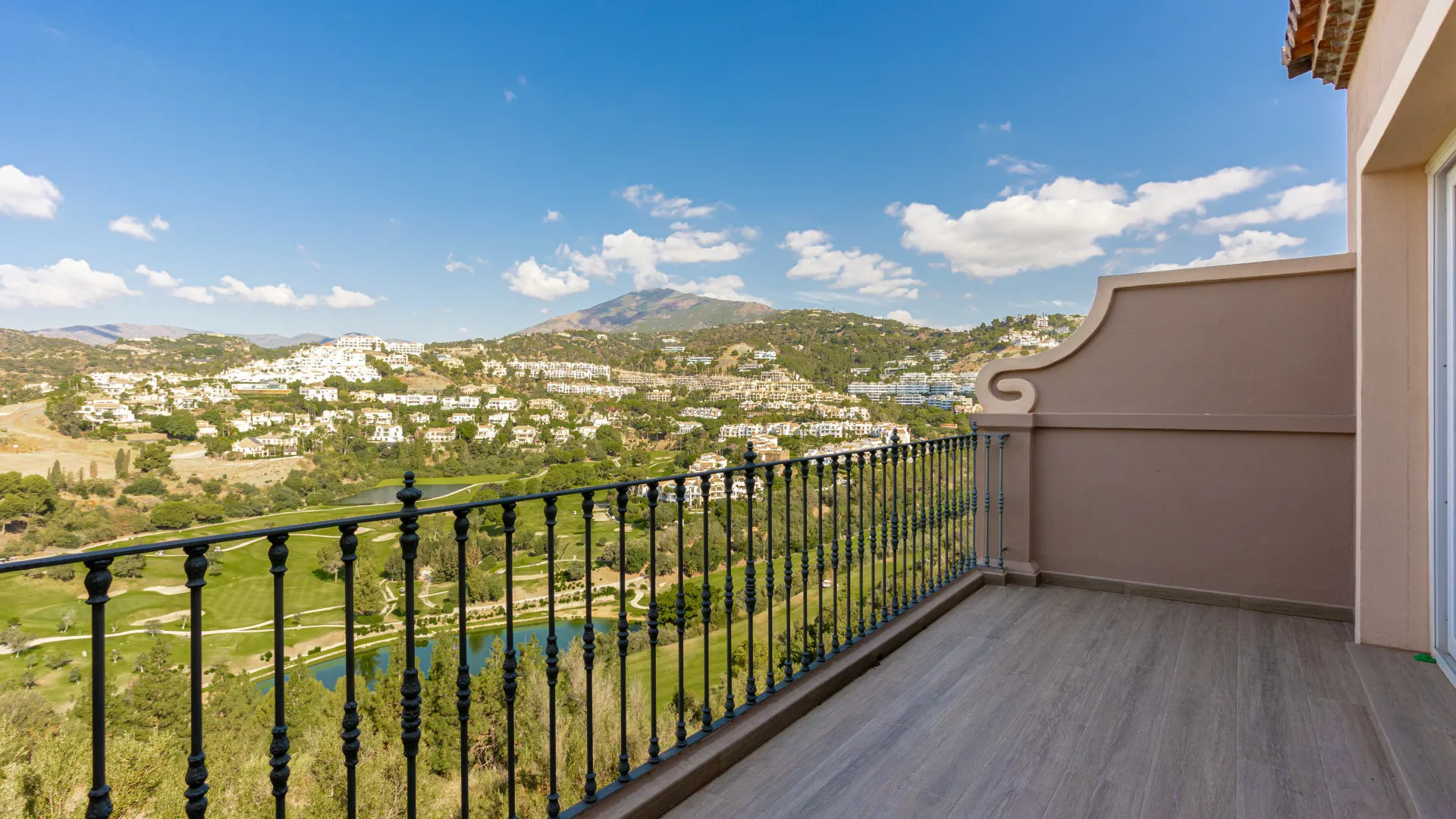 3 bedrooms semi detached house for sale in Benahavis