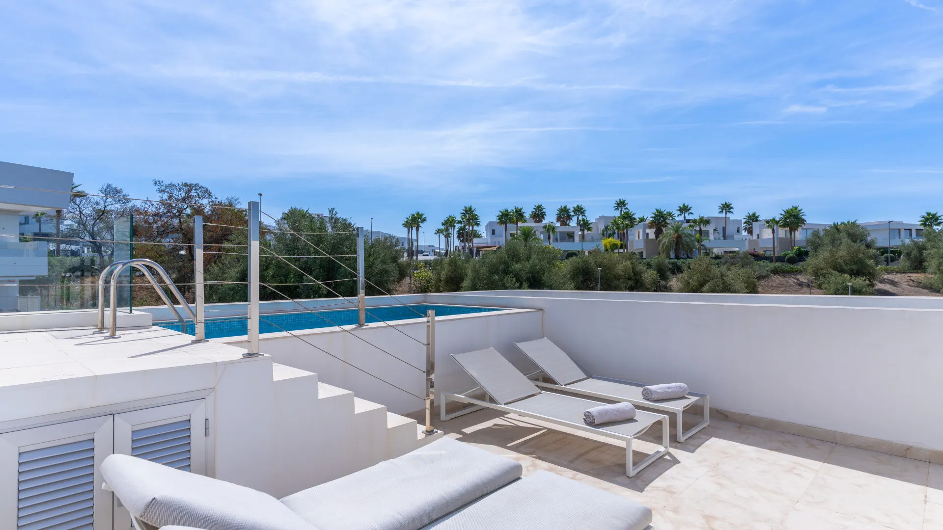 Comprar villa pareada de 4 dormitorios en La Finca de Marbella