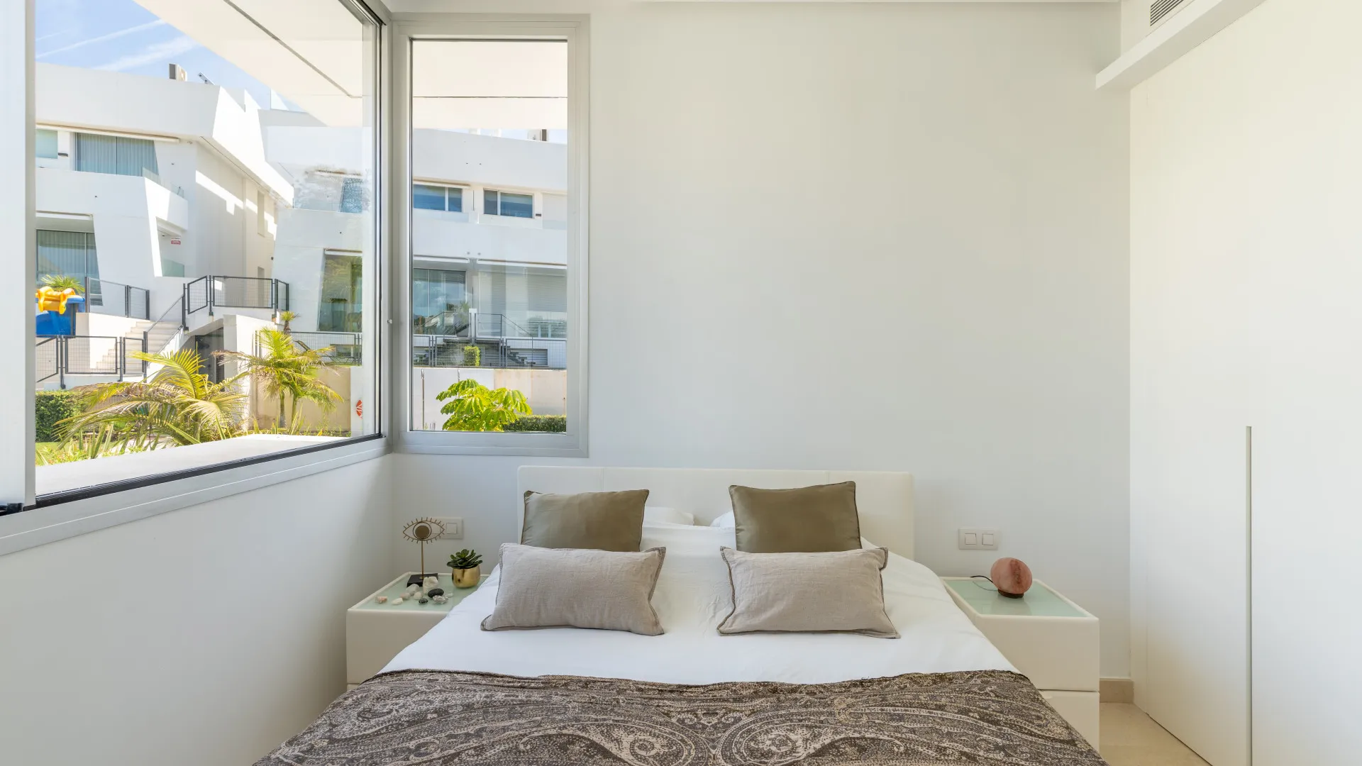 Comprar villa pareada de 4 dormitorios en La Finca de Marbella