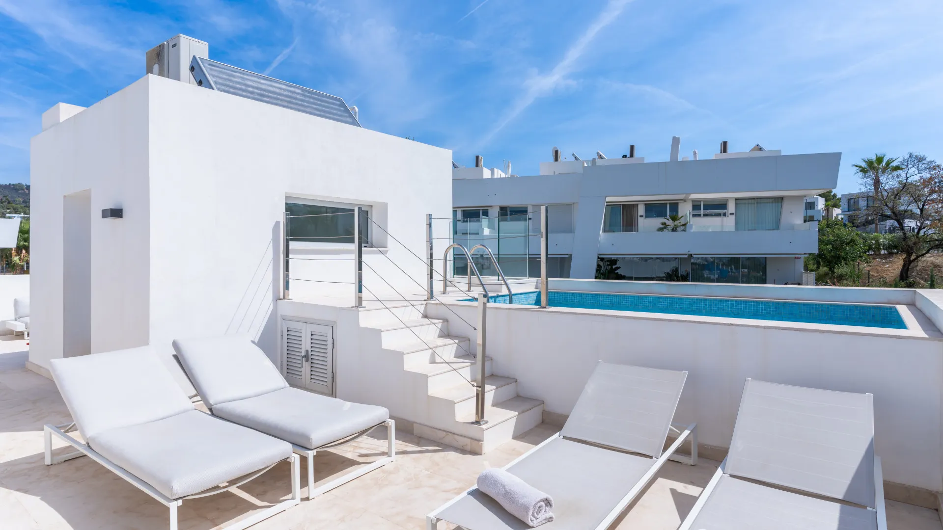 Comprar villa pareada de 4 dormitorios en La Finca de Marbella
