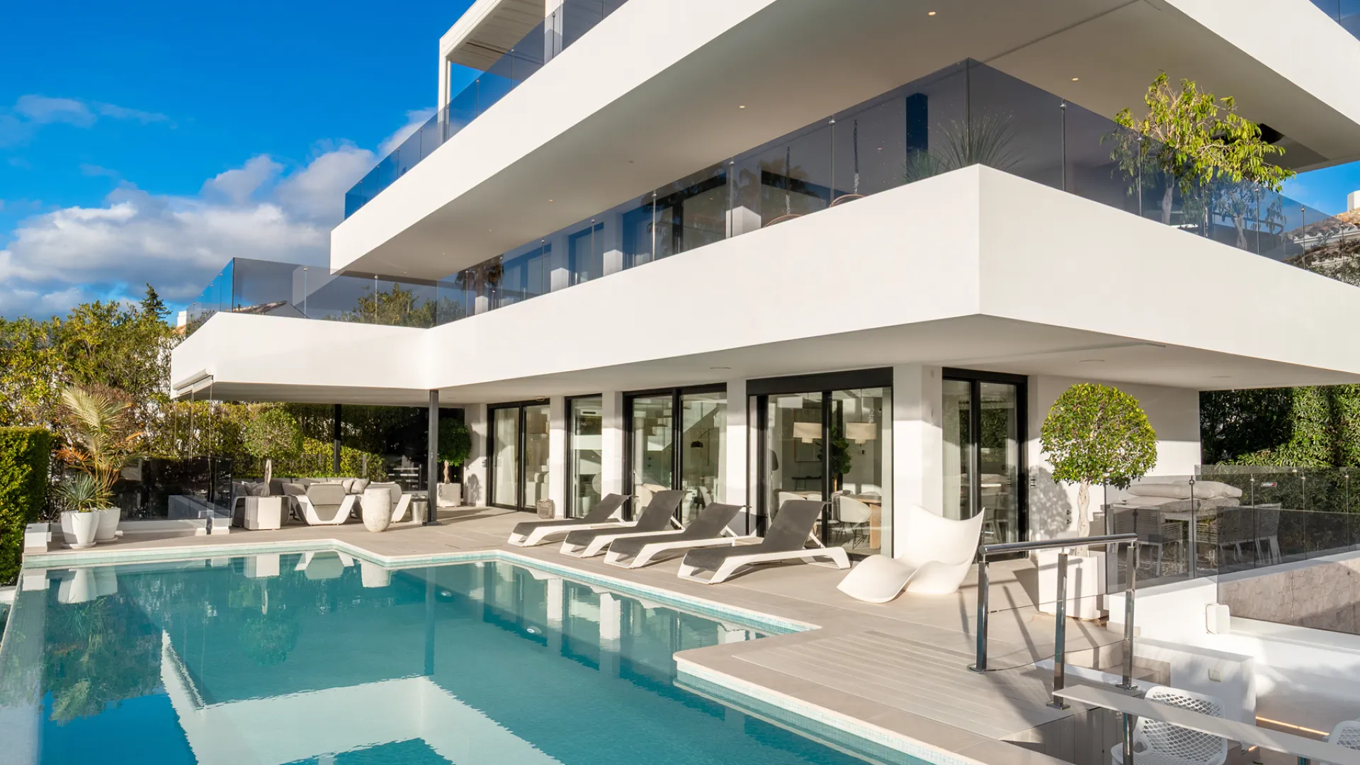 5 bedrooms villa in Nueva Andalucia for sale