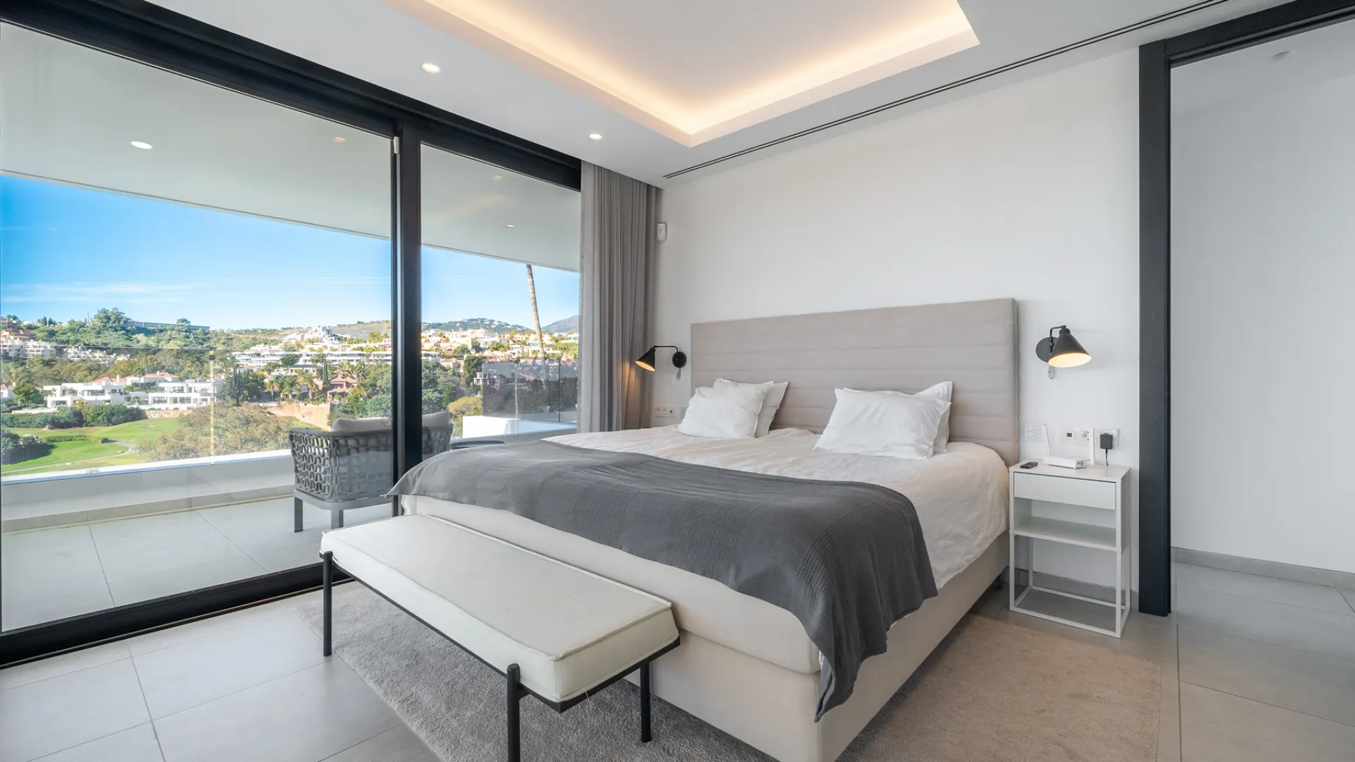 5 bedrooms villa in Nueva Andalucia for sale