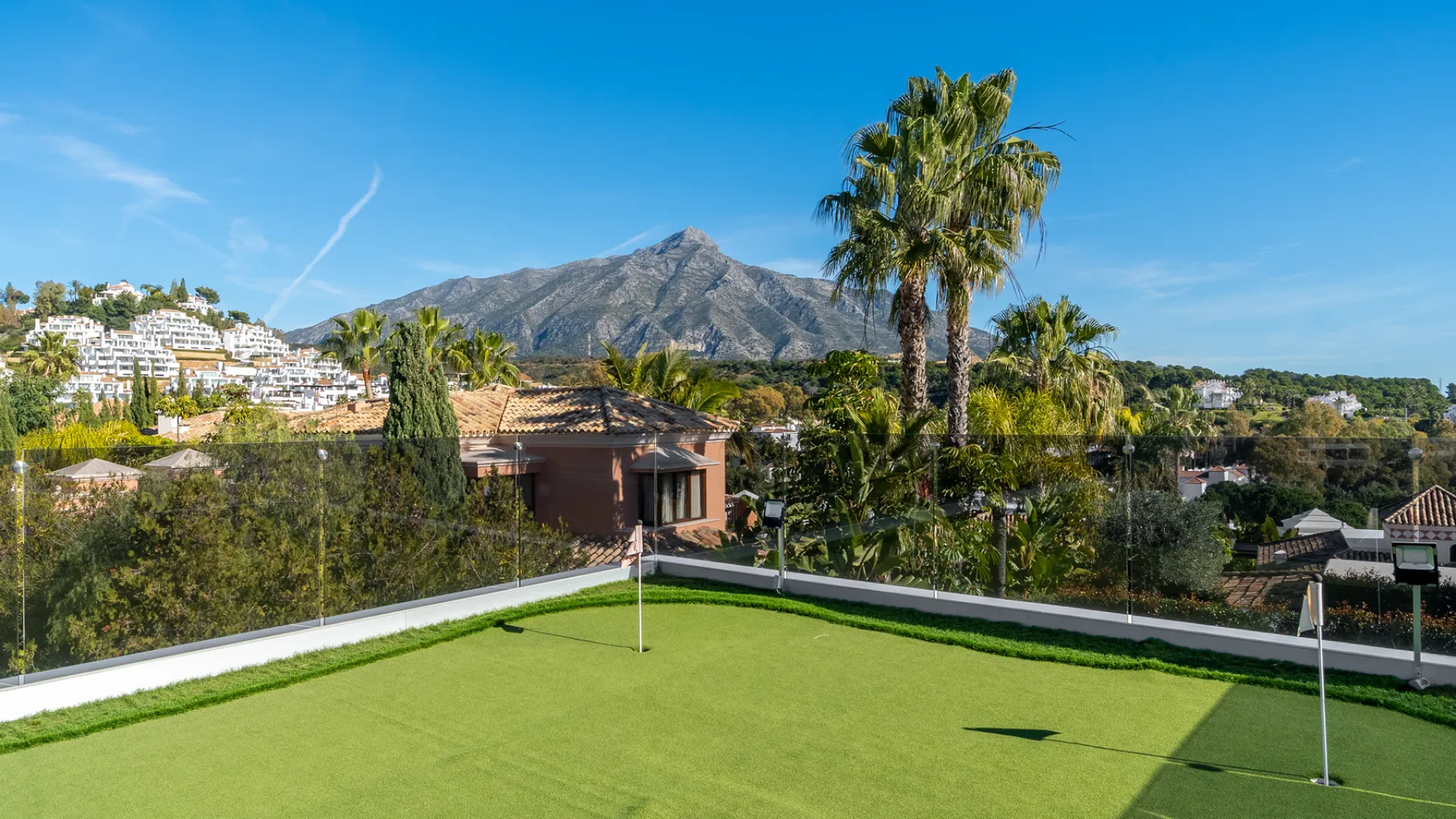 5 bedrooms villa in Nueva Andalucia for sale