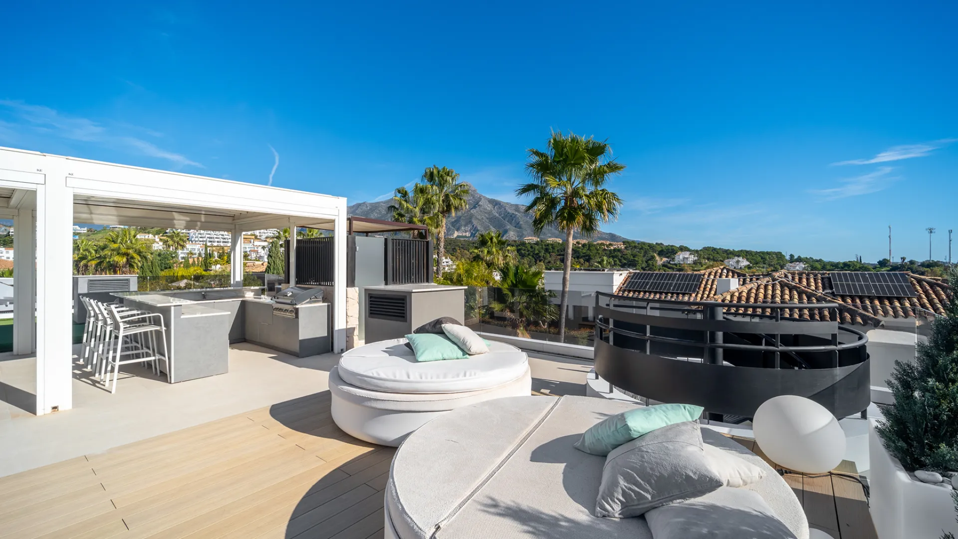 5 bedrooms villa in Nueva Andalucia for sale