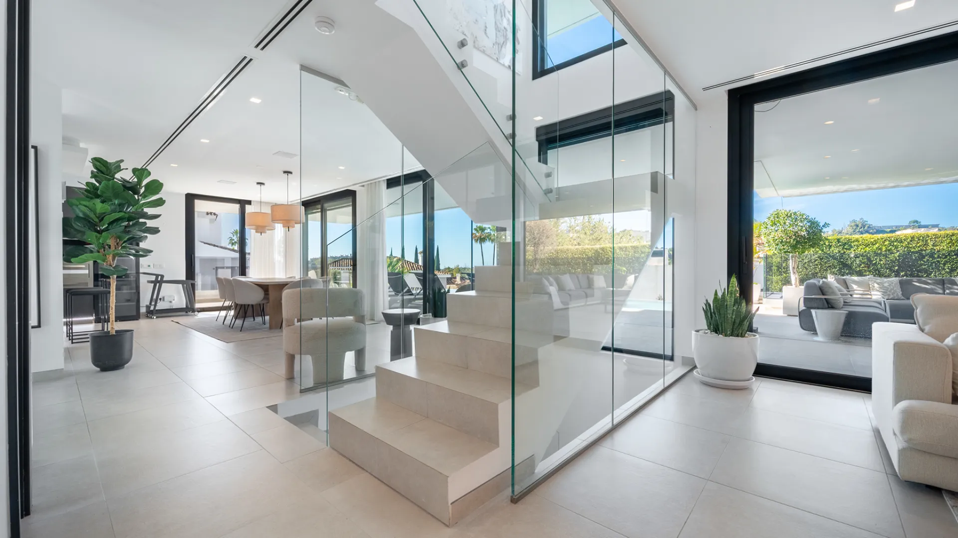 5 bedrooms villa in Nueva Andalucia for sale