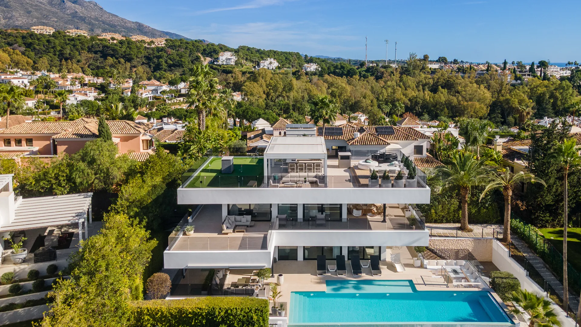5 bedrooms villa in Nueva Andalucia for sale