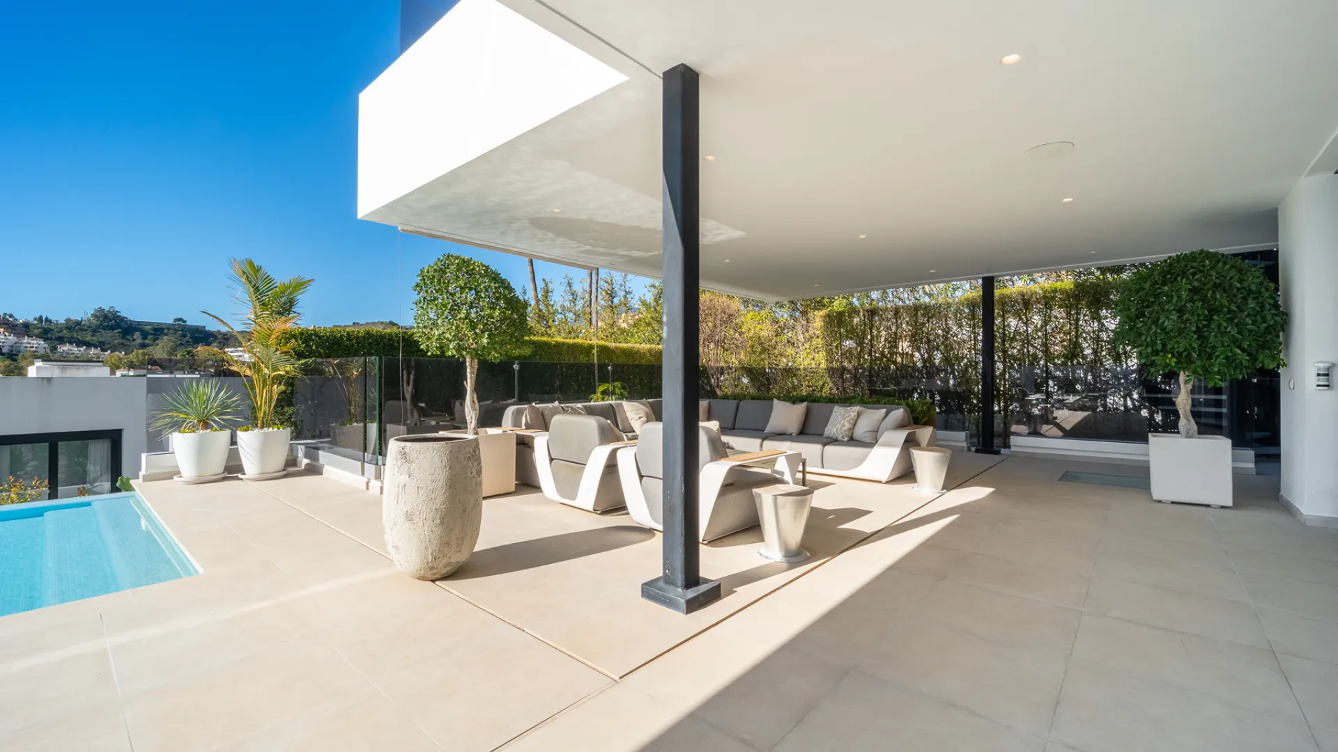 5 bedrooms villa in Nueva Andalucia for sale