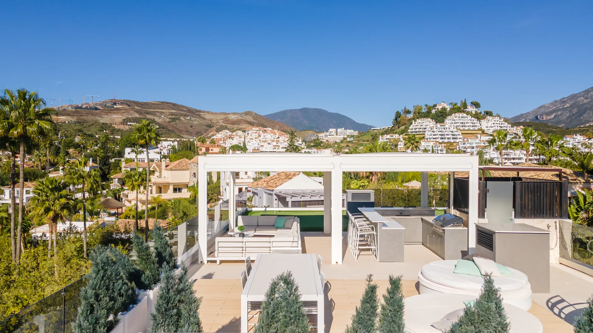 5 bedrooms villa in Nueva Andalucia for sale