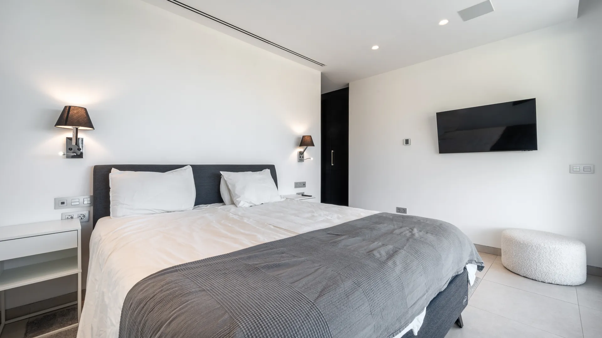 5 bedrooms villa in Nueva Andalucia for sale