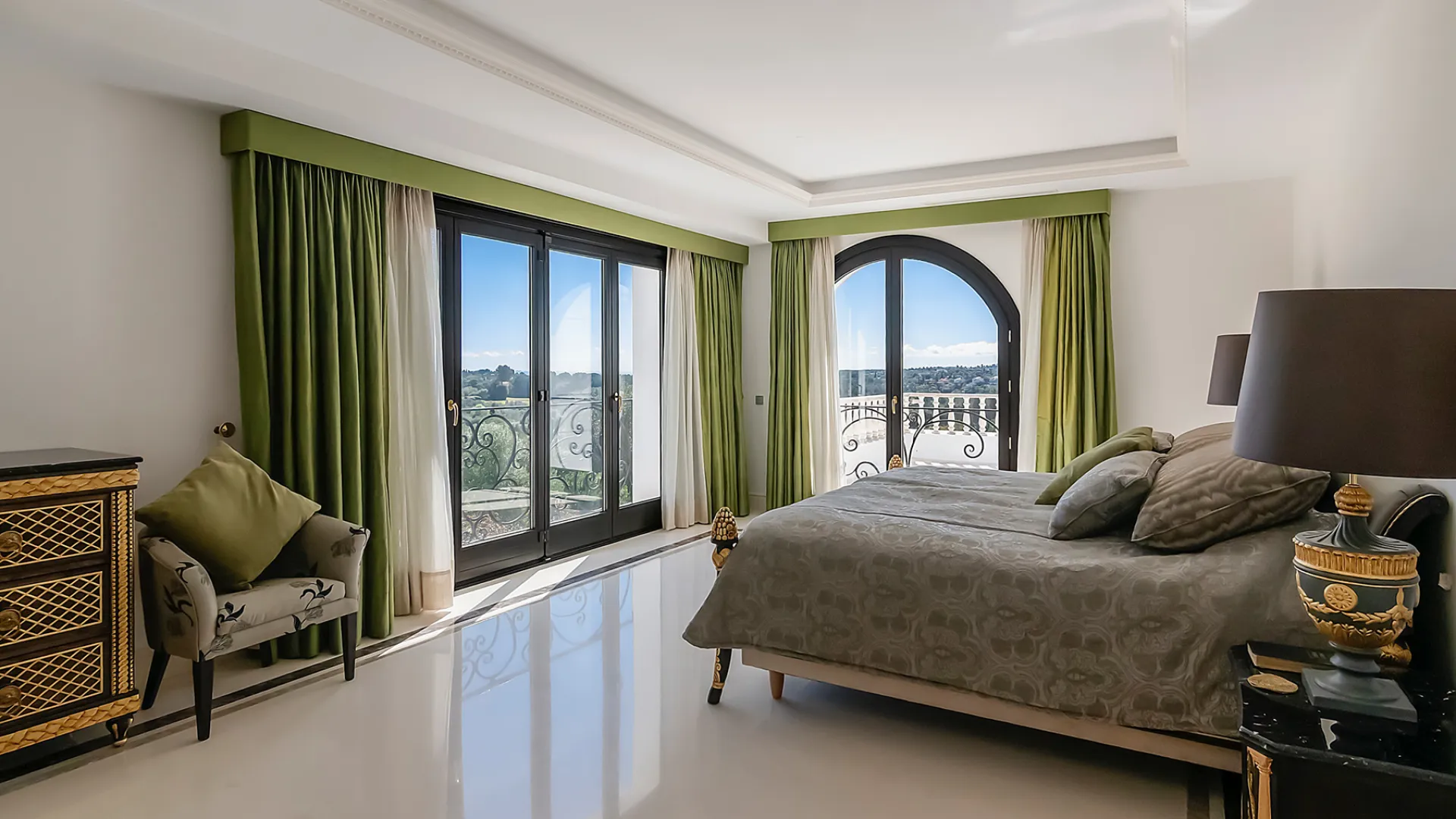 Villa con 5 dormitorios en venta en Zona L