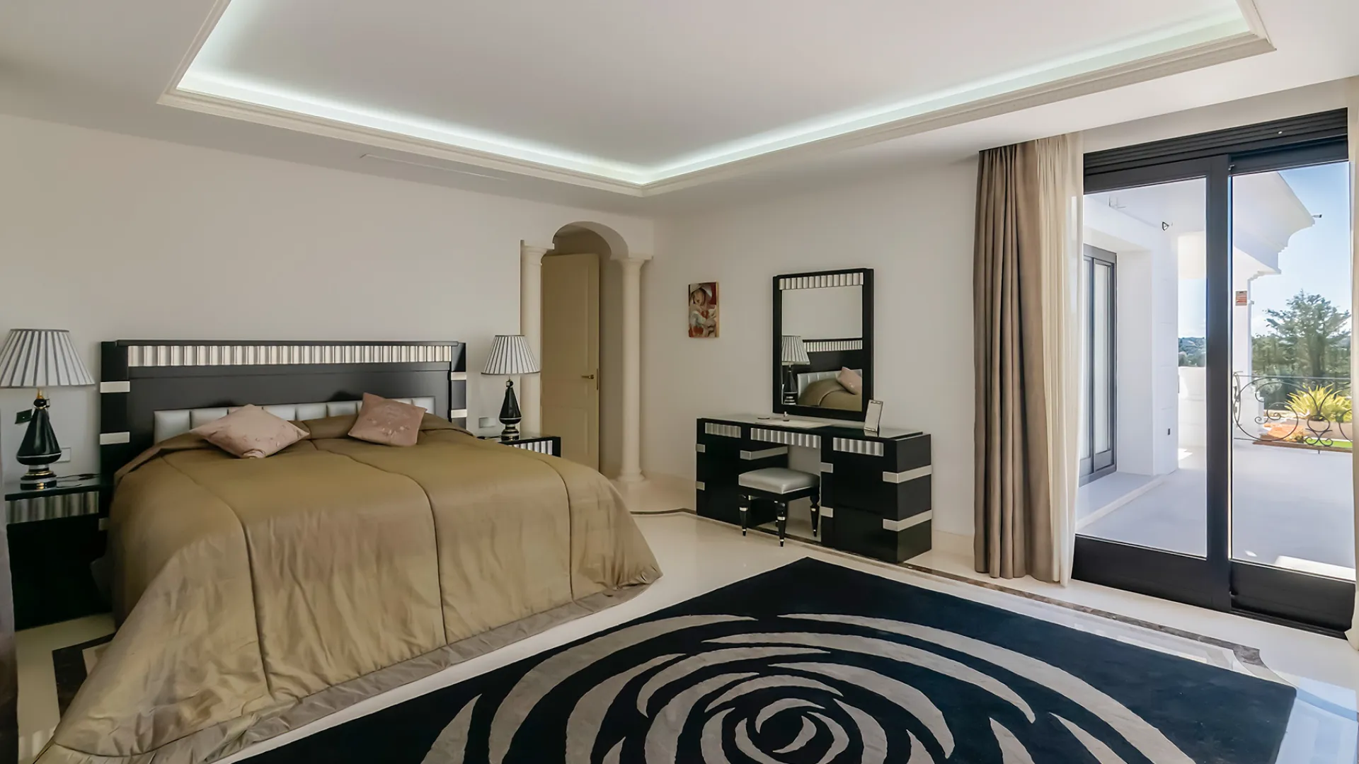 Villa con 5 dormitorios en venta en Zona L