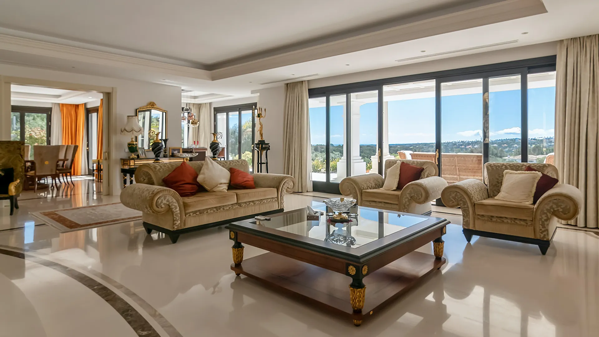 Villa con 5 dormitorios en venta en Zona L
