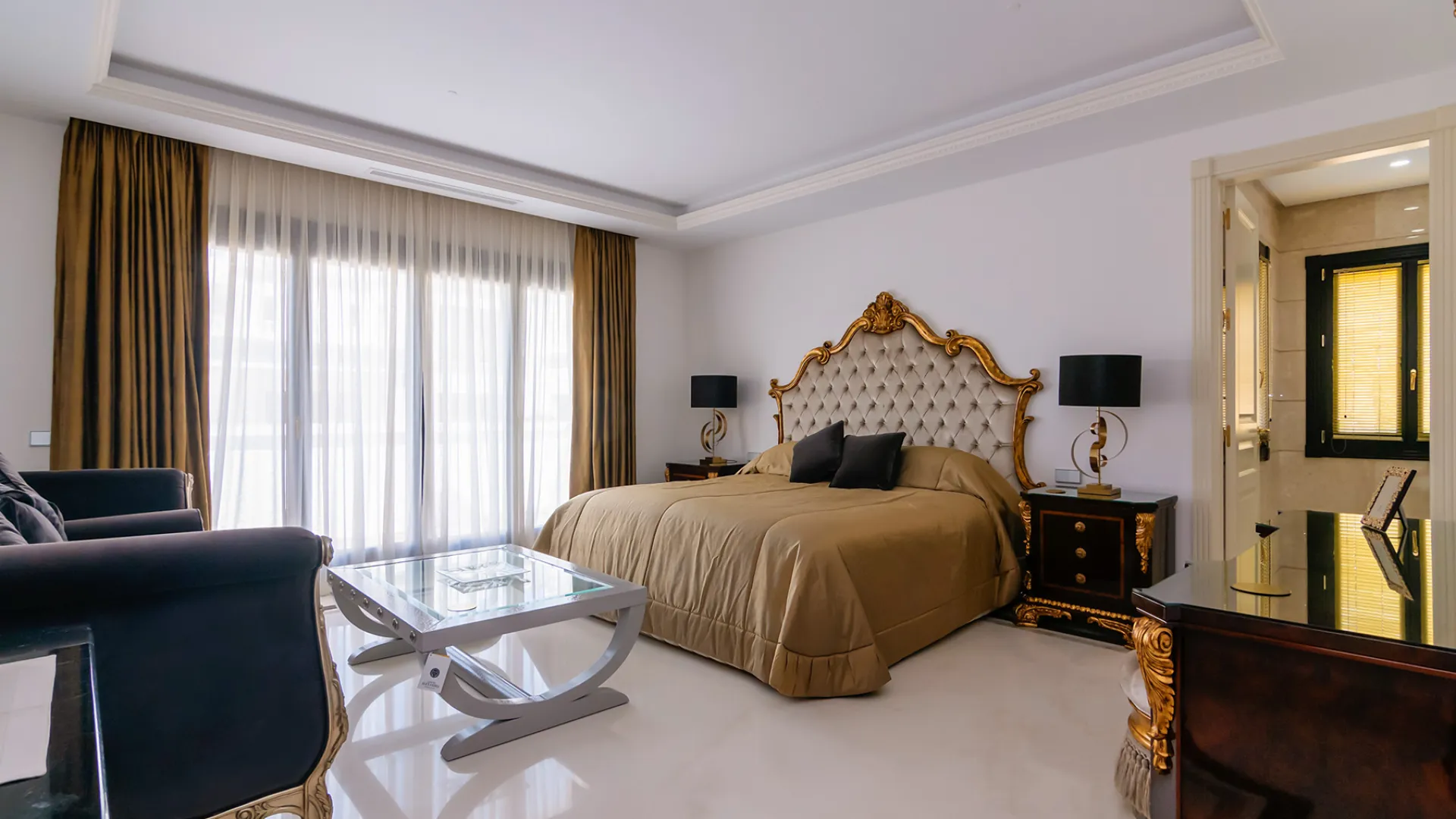 Villa con 5 dormitorios en venta en Zona L