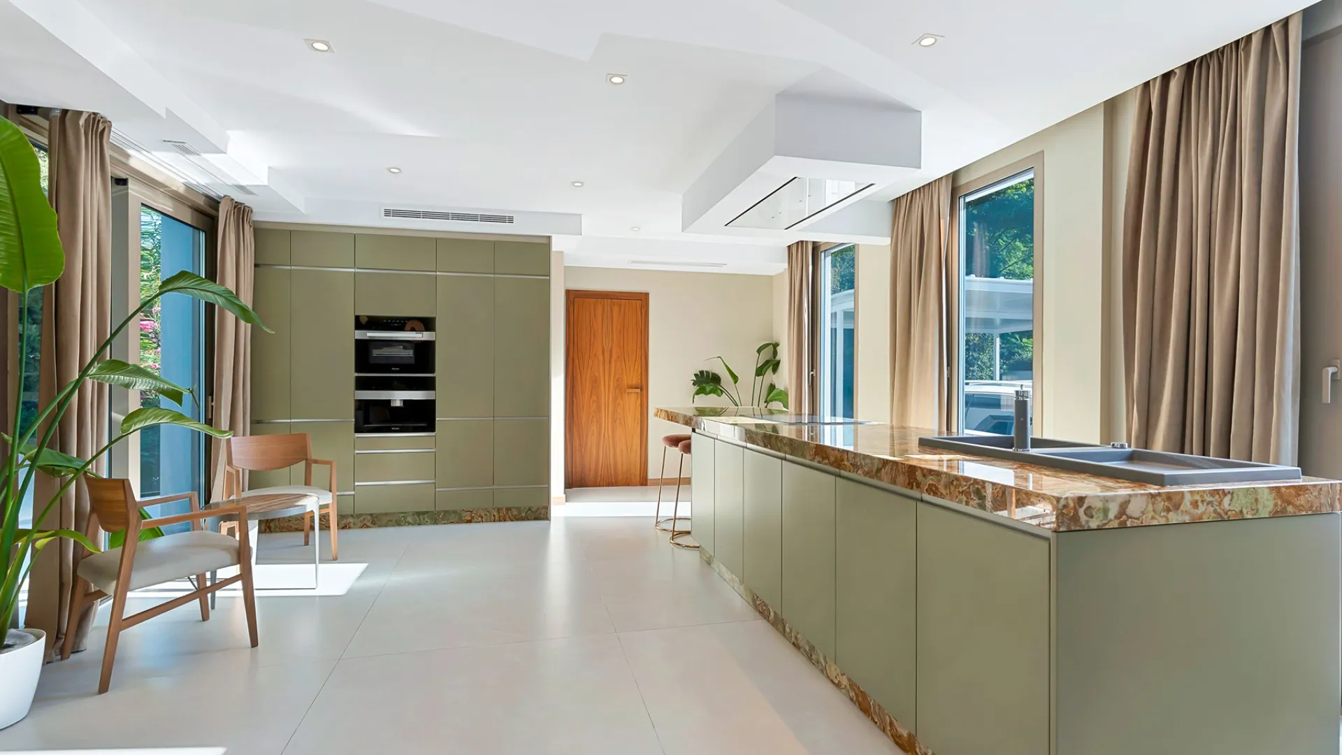 Buy villa in Alhambra del Golf