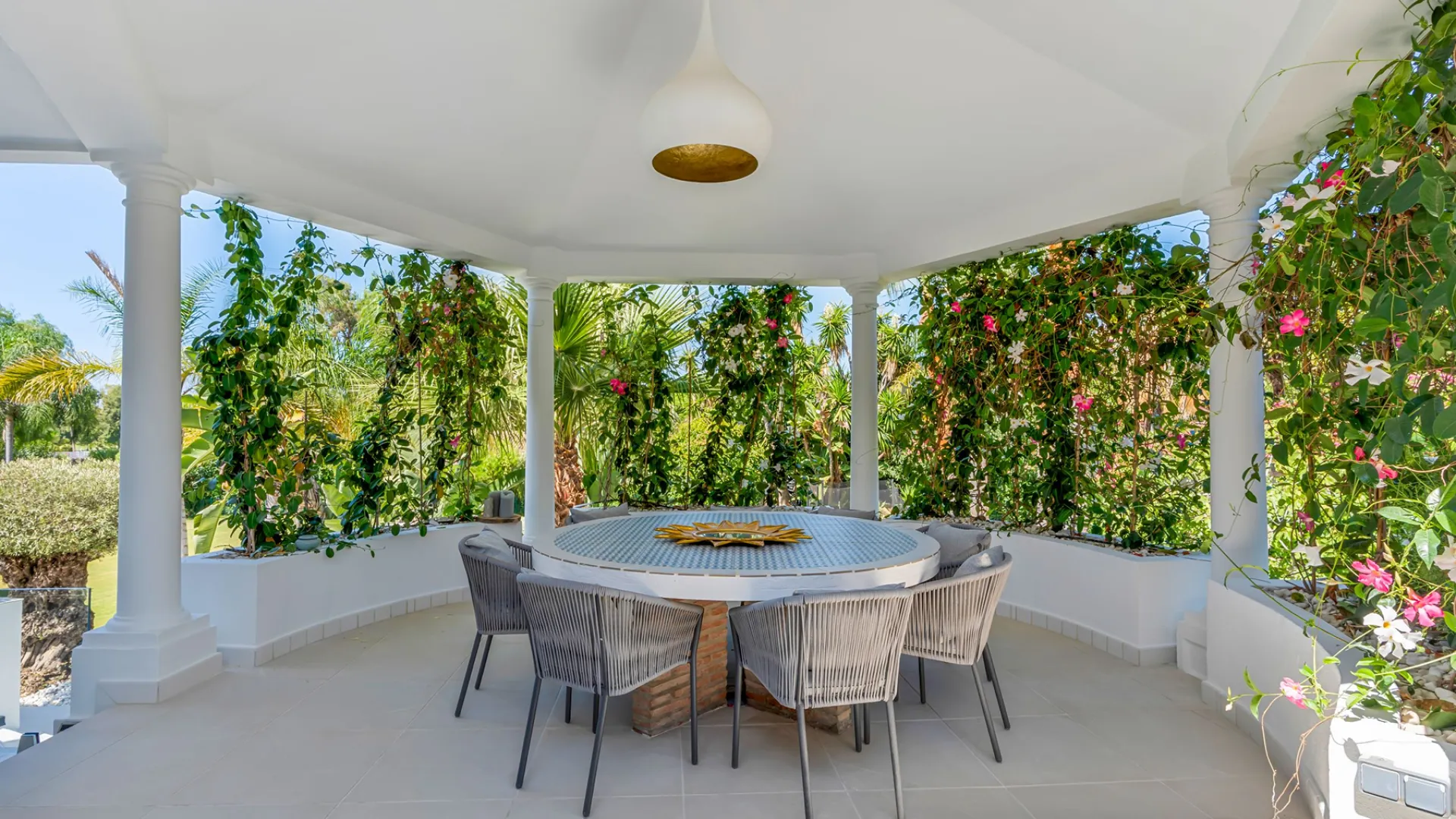 Buy villa in Alhambra del Golf