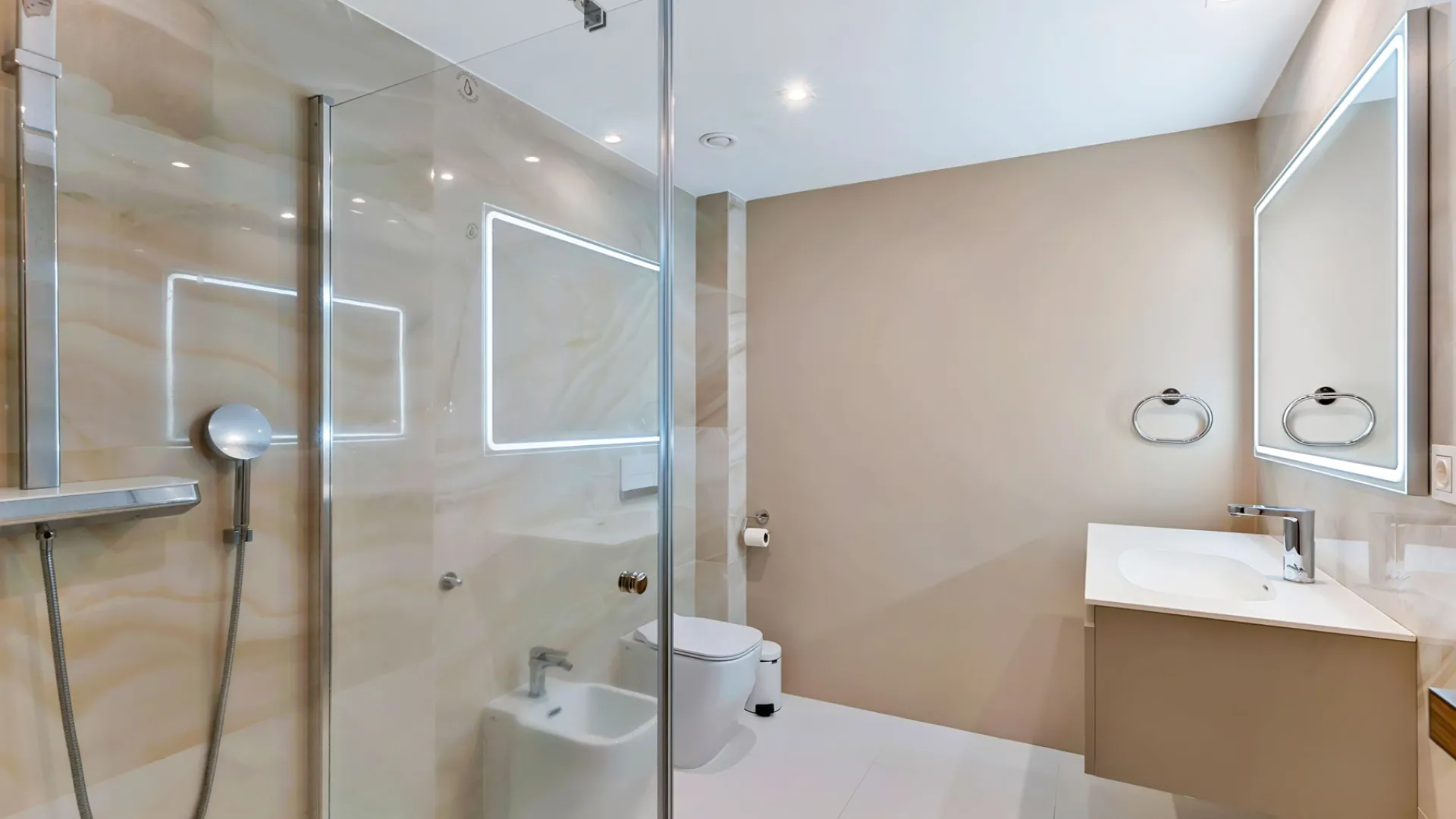 Buy villa in Alhambra del Golf