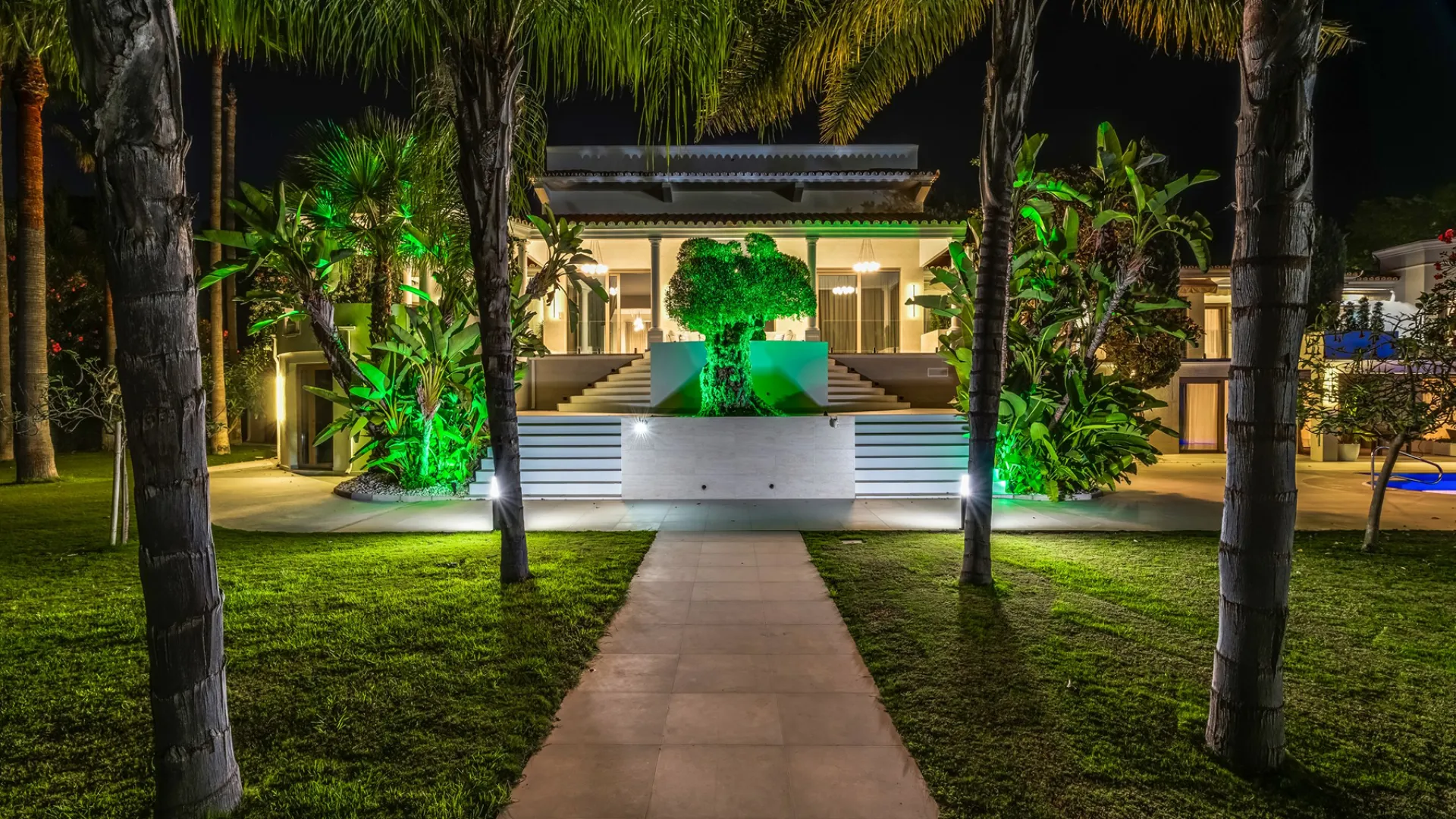 Buy villa in Alhambra del Golf