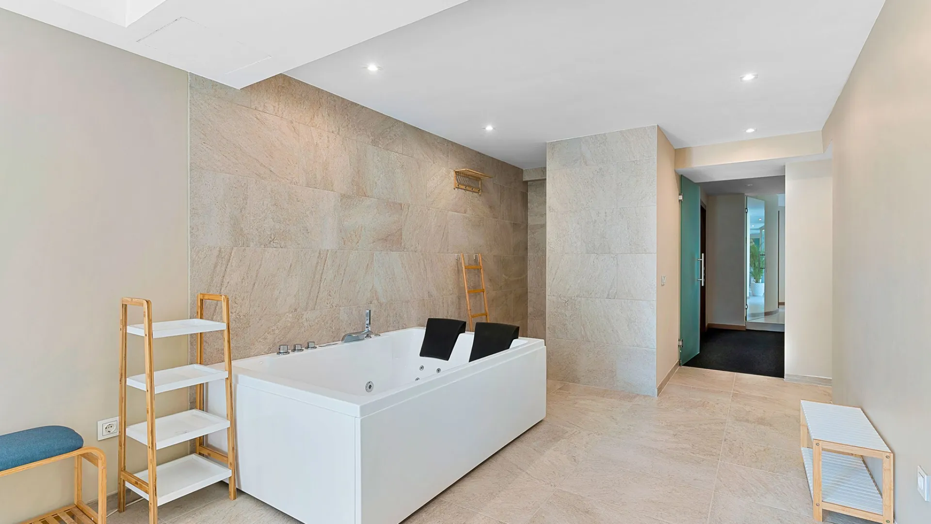 Buy villa in Alhambra del Golf