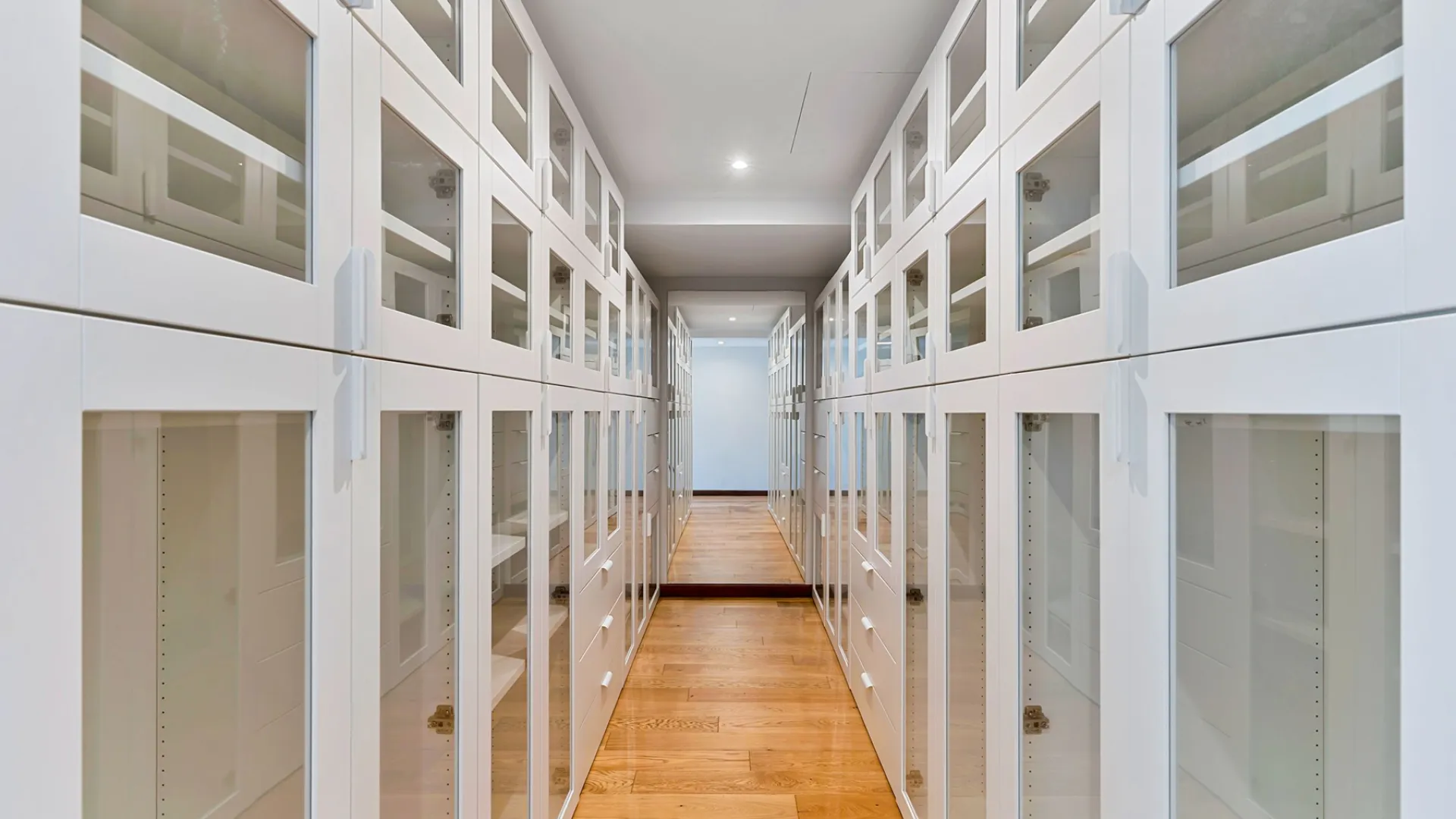 Buy villa in Alhambra del Golf