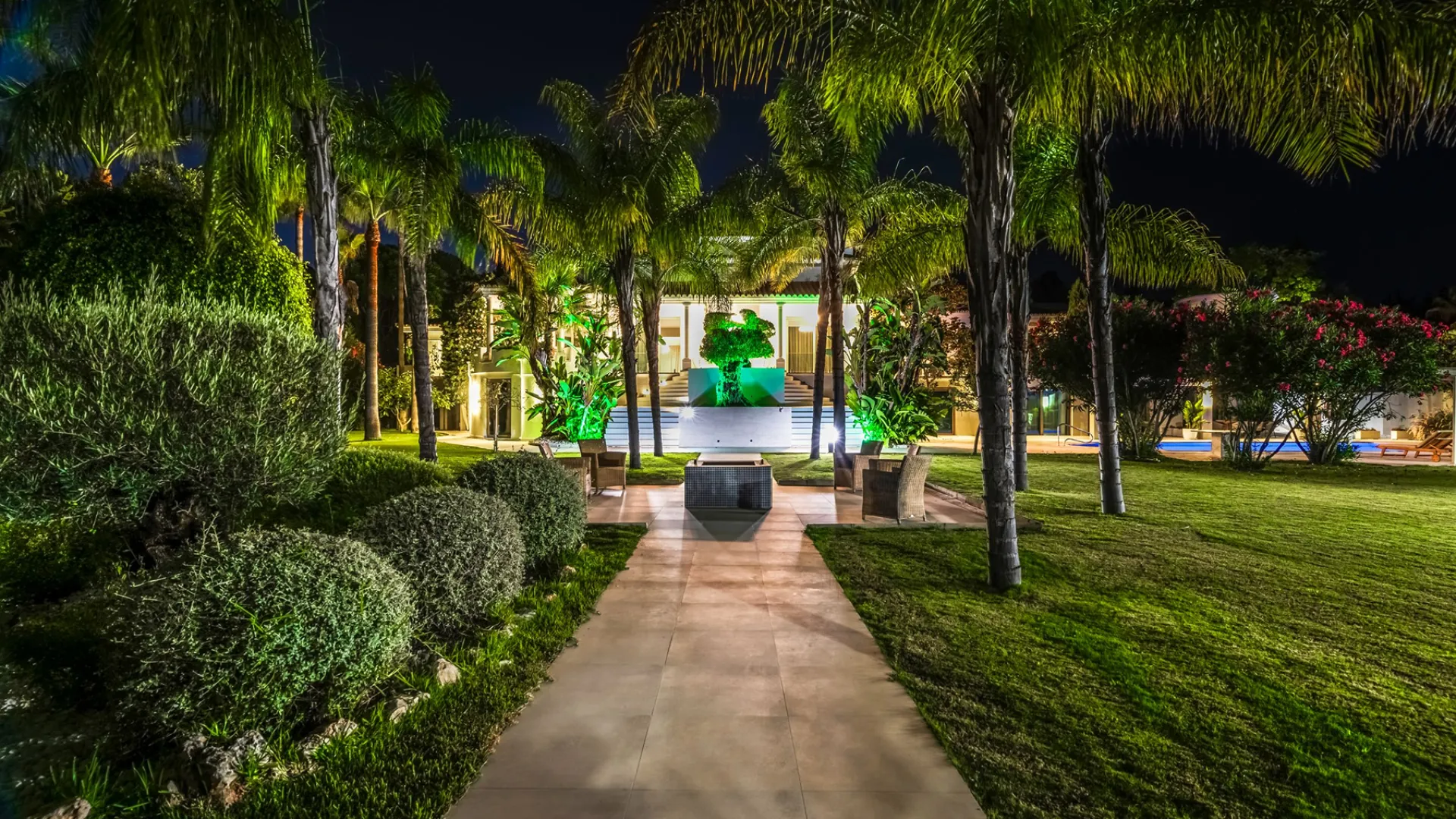 Buy villa in Alhambra del Golf