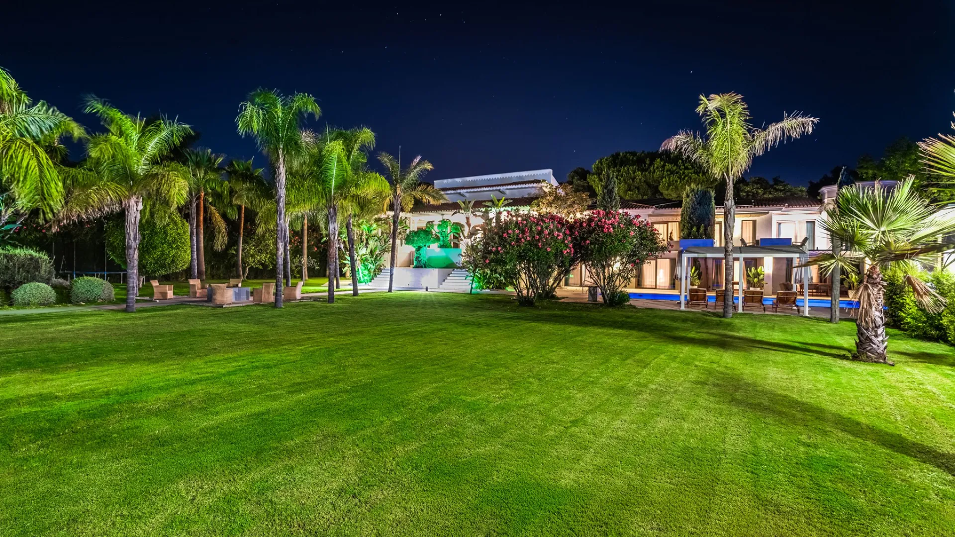 Buy villa in Alhambra del Golf