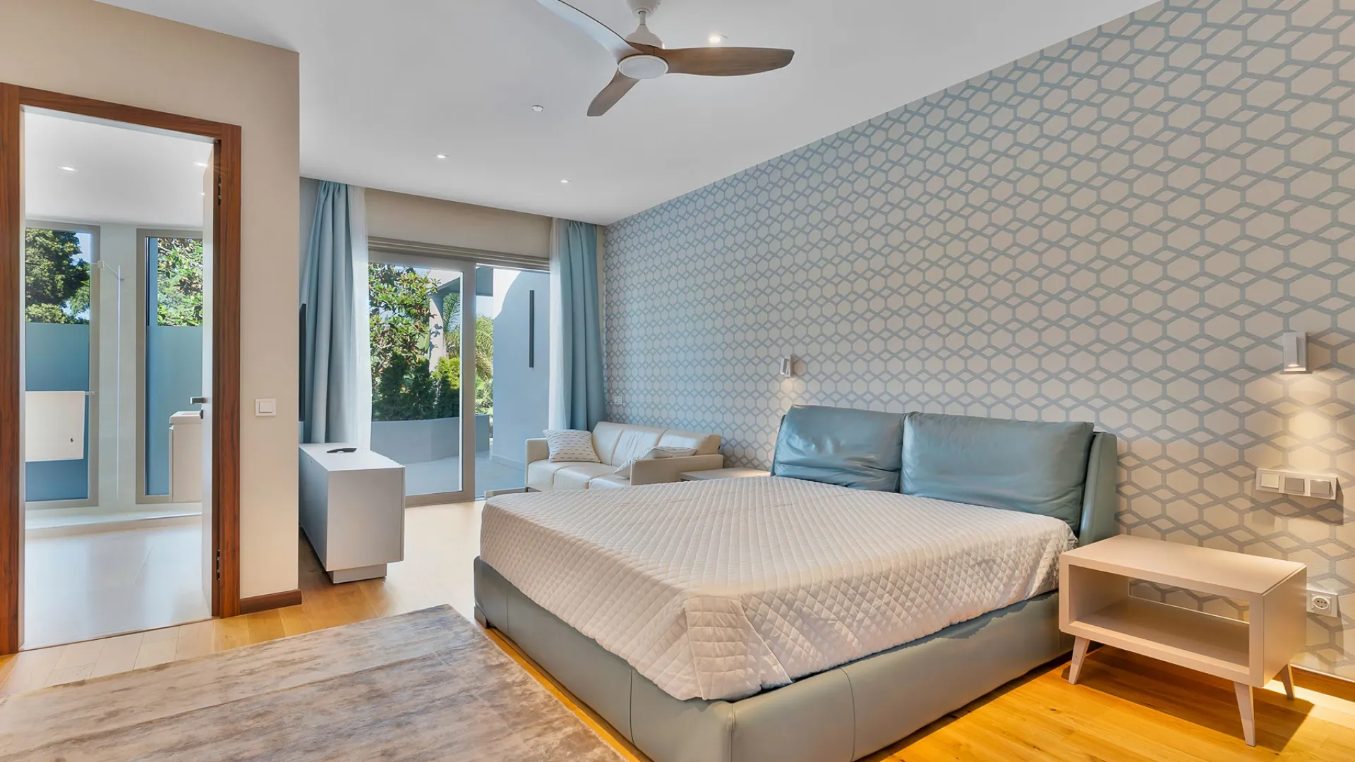 Buy villa in Alhambra del Golf