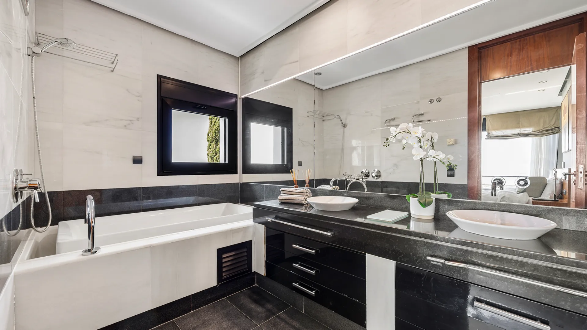 Villa for sale in Los Altos de los Monteros