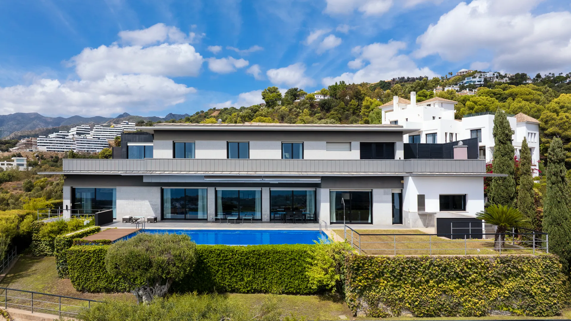 Villa for sale in Los Altos de los Monteros