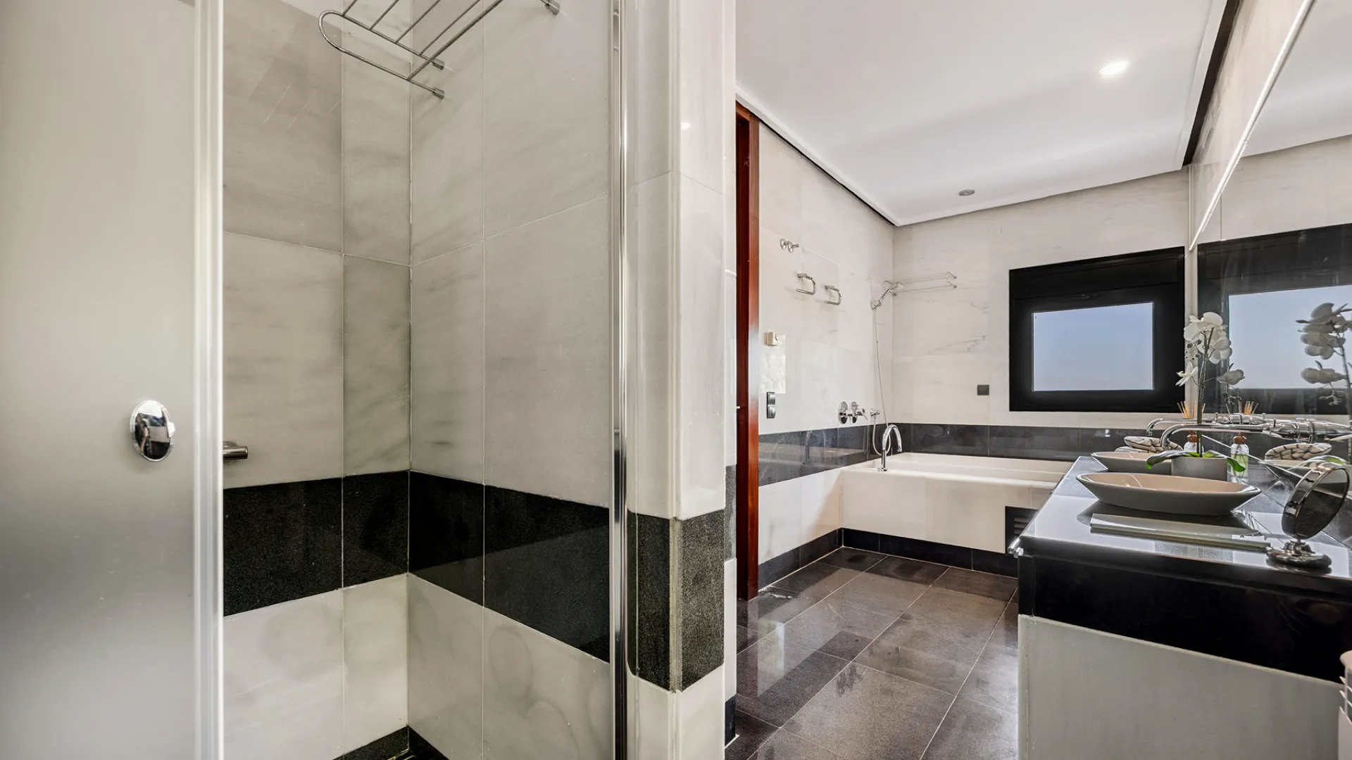 Villa for sale in Los Altos de los Monteros
