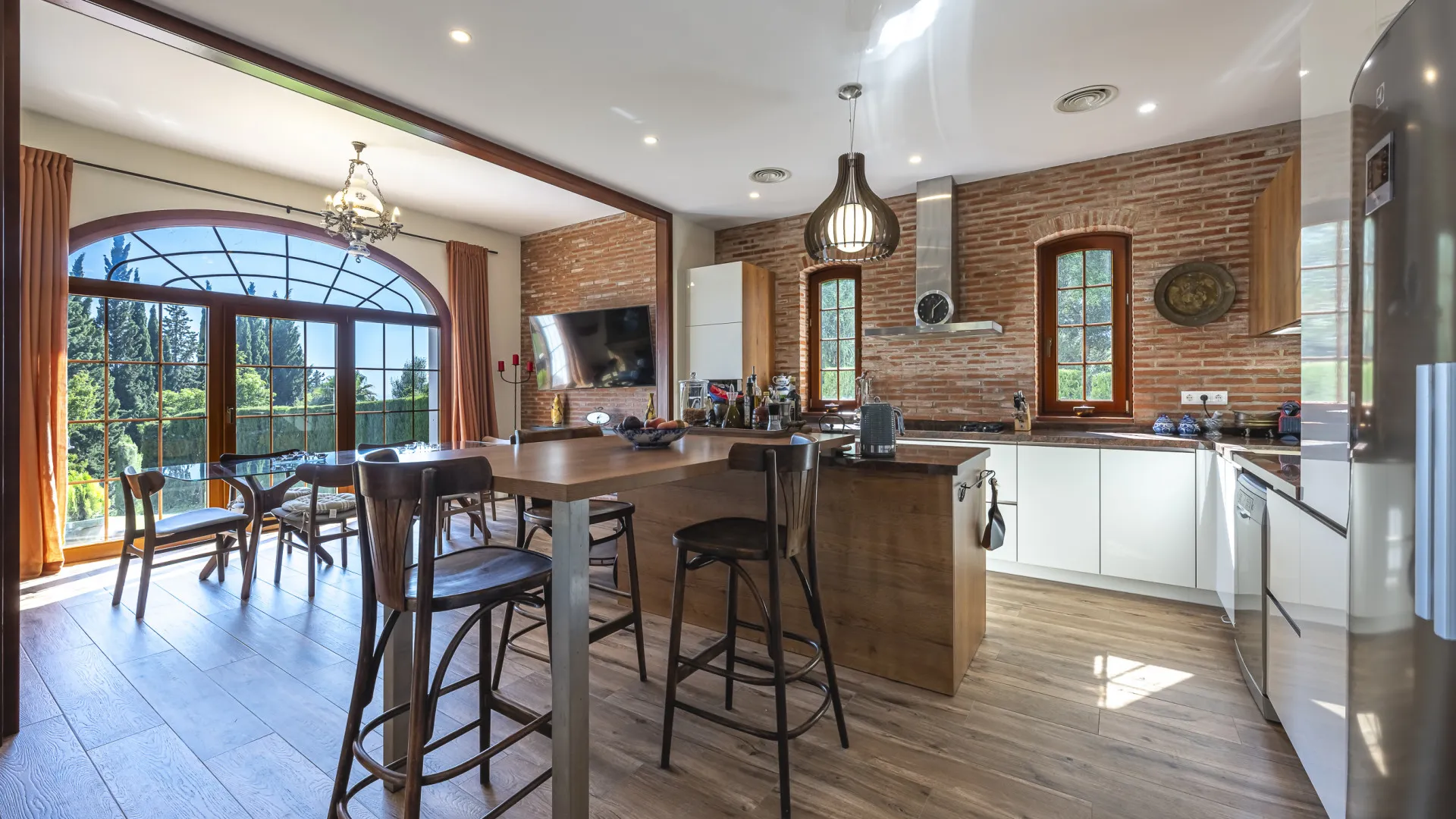 Se vende villa con 6 dormitorios en El Rosario
